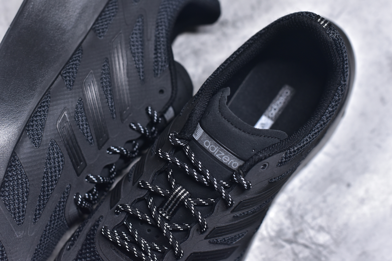 图片[9]-＃福利特价 AD Adizero Aruku 全新跑鞋 以永动机为灵感的前卫造型 以及时下流行的厚底设定 让人无比期待 “Aruku” 在日文中是行走的意思 昭示了这是一双定位于大众日常训练或慢跑的鞋款 黑、白、红三色的撞色外观 搭配街头感、现代感十足的鞋面线条勾勒 格外引人注目 搭配丰沛的全新 Swirlfoam 泡棉厚底 虽然不像顶级竞速跑鞋那般极致 但也将日常舒适和时尚颜值平衡到位 尺码：36 36.5 37.5 38 38.5 39 40 40.5 41 42 42.5 43 44 44.5 45 46-选品中心