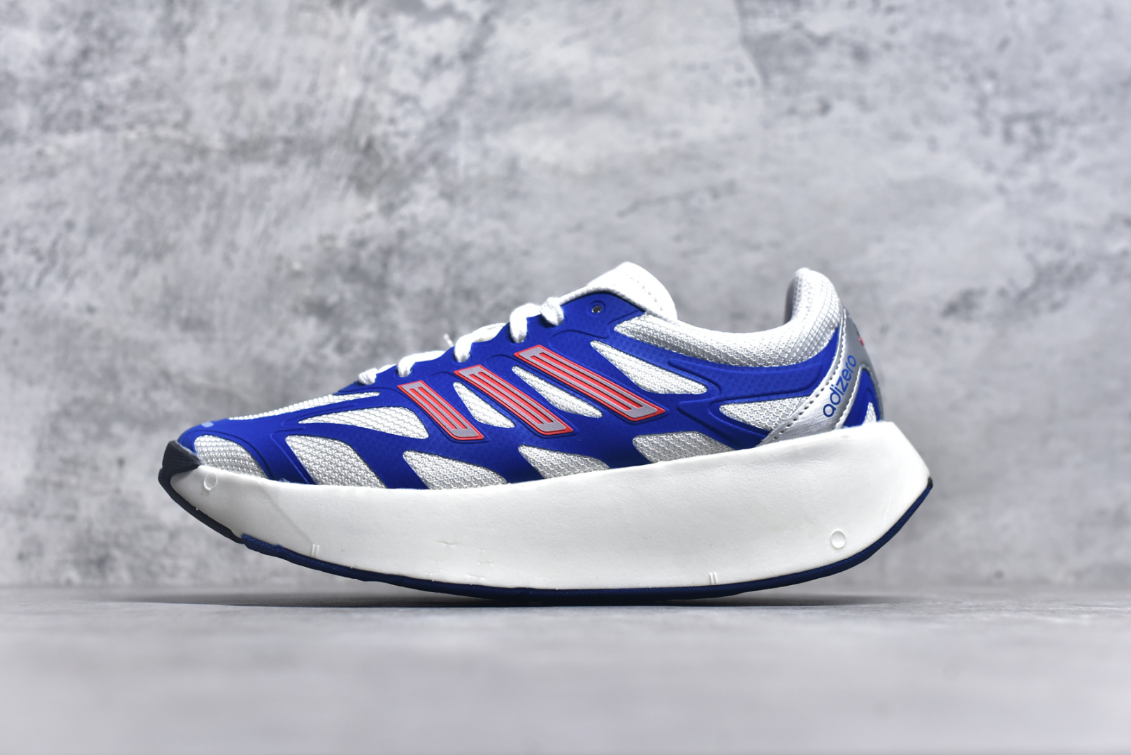 ＃福利特价 AD Adizero Aruku 全新跑鞋 以永动机为灵感的前卫造型 以及时下流行的厚底设定 让人无比期待 “Aruku” 在日文中是行走的意思 昭示了这是一双定位于大众日常训练或慢跑的鞋款 黑、白、红三色的撞色外观 搭配街头感、现代感十足的鞋面线条勾勒 格外引人注目 搭配丰沛的全新 Swirlfoam 泡棉厚底 虽然不像顶级竞速跑鞋那般极致 但也将日常舒适和时尚颜值平衡到位 尺码：36 36.5 37.5 38 38.5 39 40 40.5 41 42 42.5 43 44 44.5 45 46-选品中心