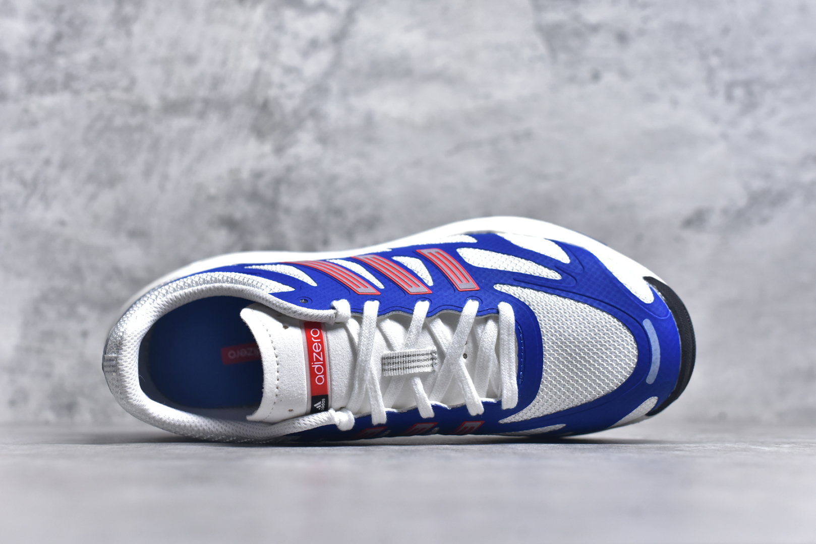 图片[4]-＃福利特价 AD Adizero Aruku 全新跑鞋 以永动机为灵感的前卫造型 以及时下流行的厚底设定 让人无比期待 “Aruku” 在日文中是行走的意思 昭示了这是一双定位于大众日常训练或慢跑的鞋款 黑、白、红三色的撞色外观 搭配街头感、现代感十足的鞋面线条勾勒 格外引人注目 搭配丰沛的全新 Swirlfoam 泡棉厚底 虽然不像顶级竞速跑鞋那般极致 但也将日常舒适和时尚颜值平衡到位 尺码：36 36.5 37.5 38 38.5 39 40 40.5 41 42 42.5 43 44 44.5 45 46-选品中心