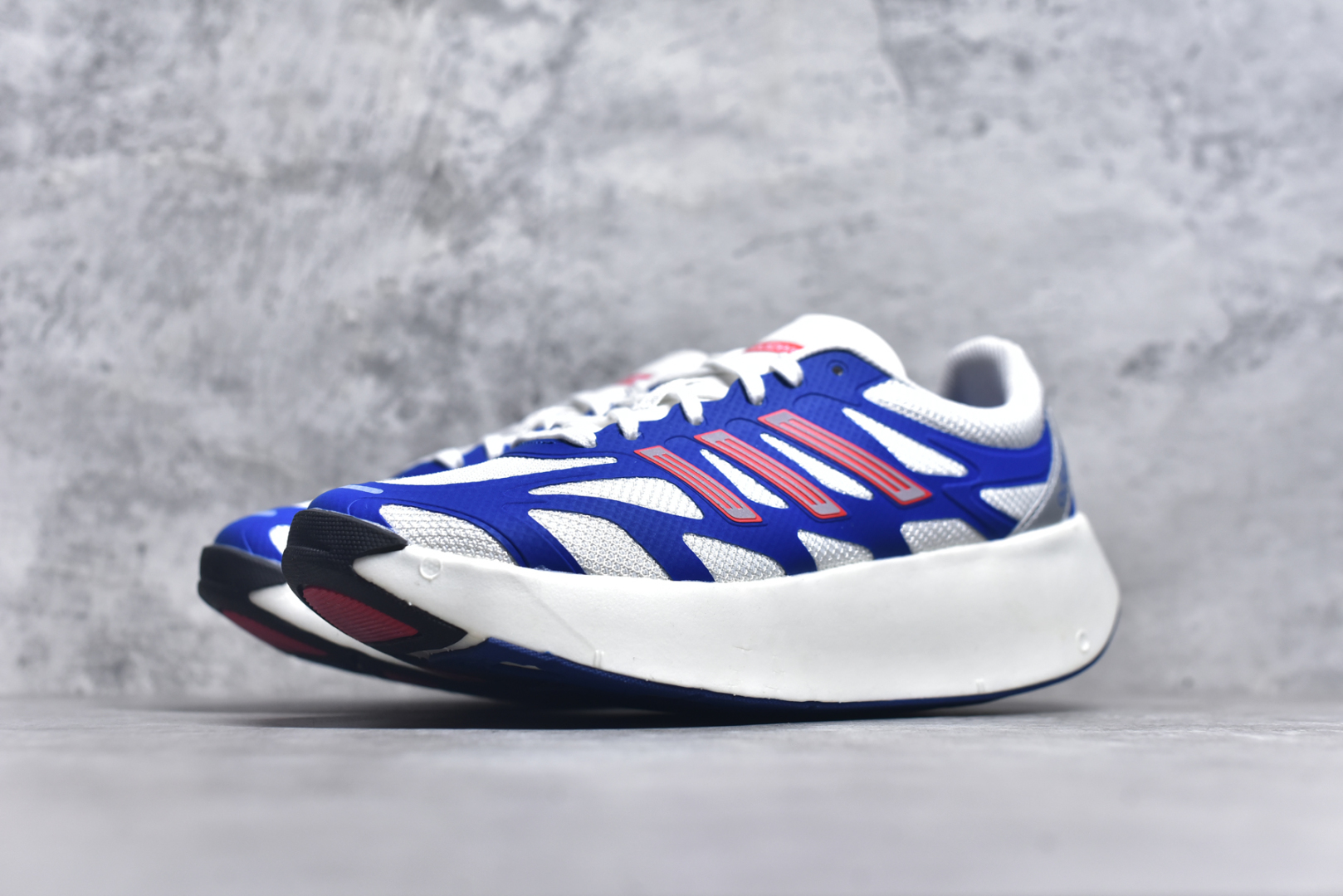 图片[2]-＃福利特价 AD Adizero Aruku 全新跑鞋 以永动机为灵感的前卫造型 以及时下流行的厚底设定 让人无比期待 “Aruku” 在日文中是行走的意思 昭示了这是一双定位于大众日常训练或慢跑的鞋款 黑、白、红三色的撞色外观 搭配街头感、现代感十足的鞋面线条勾勒 格外引人注目 搭配丰沛的全新 Swirlfoam 泡棉厚底 虽然不像顶级竞速跑鞋那般极致 但也将日常舒适和时尚颜值平衡到位 尺码：36 36.5 37.5 38 38.5 39 40 40.5 41 42 42.5 43 44 44.5 45 46-选品中心