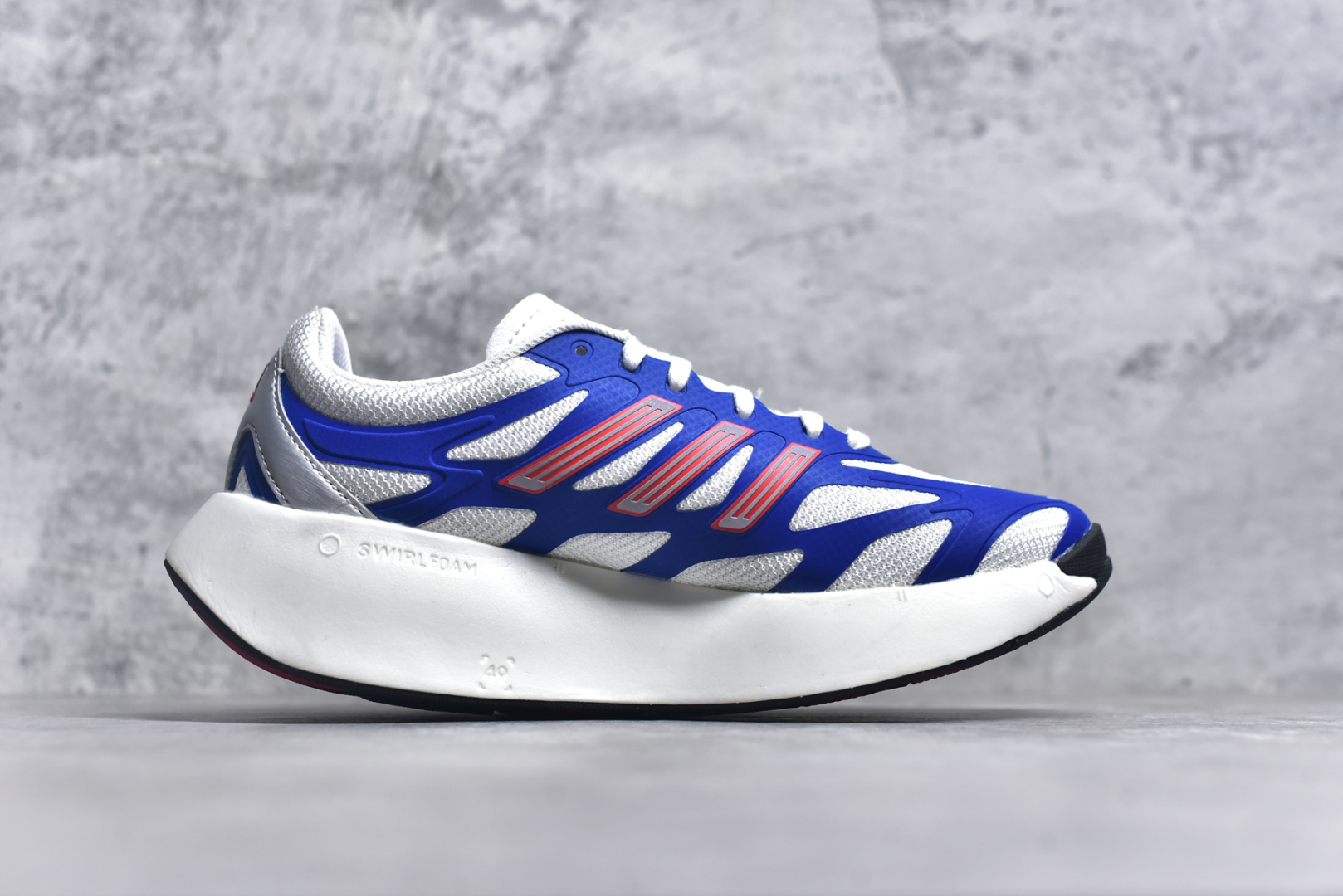 图片[3]-＃福利特价 AD Adizero Aruku 全新跑鞋 以永动机为灵感的前卫造型 以及时下流行的厚底设定 让人无比期待 “Aruku” 在日文中是行走的意思 昭示了这是一双定位于大众日常训练或慢跑的鞋款 黑、白、红三色的撞色外观 搭配街头感、现代感十足的鞋面线条勾勒 格外引人注目 搭配丰沛的全新 Swirlfoam 泡棉厚底 虽然不像顶级竞速跑鞋那般极致 但也将日常舒适和时尚颜值平衡到位 尺码：36 36.5 37.5 38 38.5 39 40 40.5 41 42 42.5 43 44 44.5 45 46-选品中心