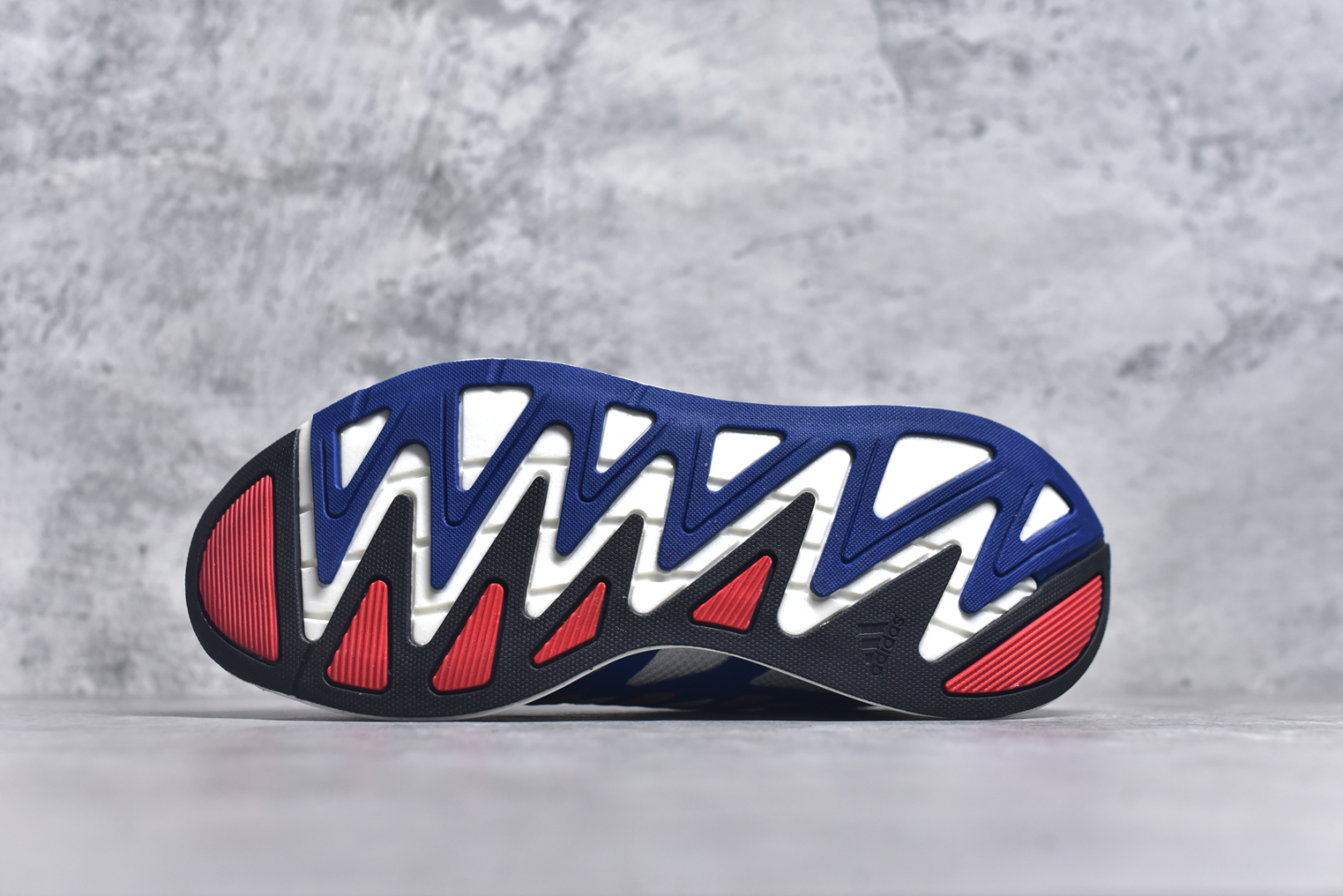 图片[6]-＃福利特价 AD Adizero Aruku 全新跑鞋 以永动机为灵感的前卫造型 以及时下流行的厚底设定 让人无比期待 “Aruku” 在日文中是行走的意思 昭示了这是一双定位于大众日常训练或慢跑的鞋款 黑、白、红三色的撞色外观 搭配街头感、现代感十足的鞋面线条勾勒 格外引人注目 搭配丰沛的全新 Swirlfoam 泡棉厚底 虽然不像顶级竞速跑鞋那般极致 但也将日常舒适和时尚颜值平衡到位 尺码：36 36.5 37.5 38 38.5 39 40 40.5 41 42 42.5 43 44 44.5 45 46-选品中心