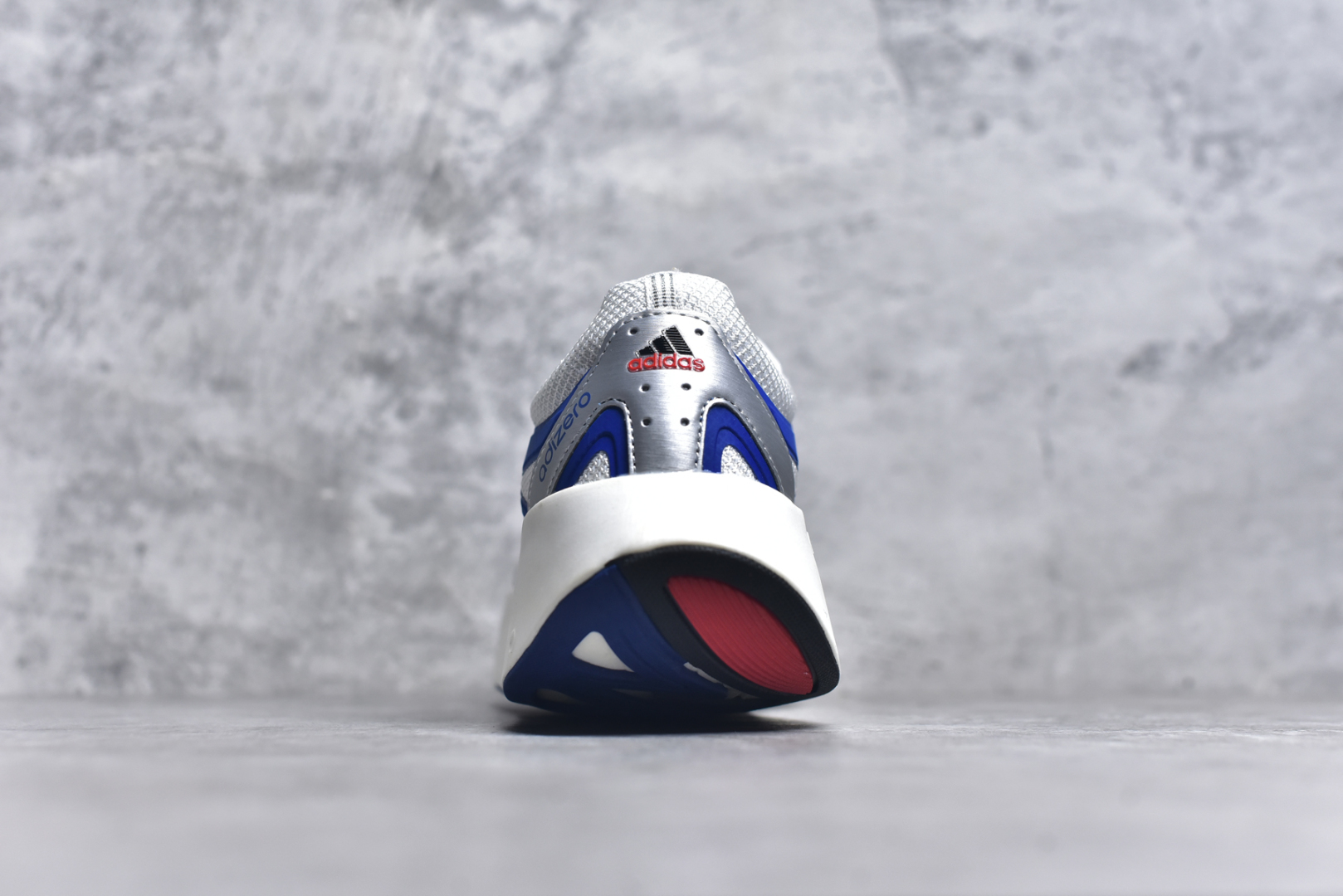 图片[5]-＃福利特价 AD Adizero Aruku 全新跑鞋 以永动机为灵感的前卫造型 以及时下流行的厚底设定 让人无比期待 “Aruku” 在日文中是行走的意思 昭示了这是一双定位于大众日常训练或慢跑的鞋款 黑、白、红三色的撞色外观 搭配街头感、现代感十足的鞋面线条勾勒 格外引人注目 搭配丰沛的全新 Swirlfoam 泡棉厚底 虽然不像顶级竞速跑鞋那般极致 但也将日常舒适和时尚颜值平衡到位 尺码：36 36.5 37.5 38 38.5 39 40 40.5 41 42 42.5 43 44 44.5 45 46-选品中心