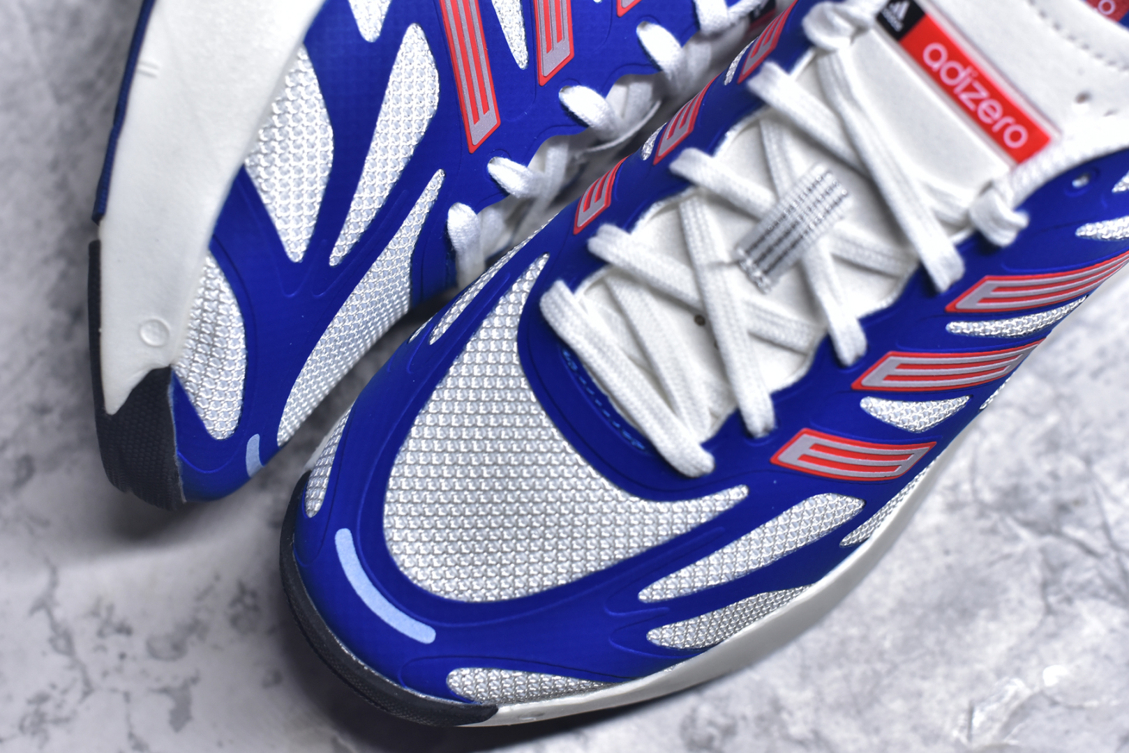 图片[8]-＃福利特价 AD Adizero Aruku 全新跑鞋 以永动机为灵感的前卫造型 以及时下流行的厚底设定 让人无比期待 “Aruku” 在日文中是行走的意思 昭示了这是一双定位于大众日常训练或慢跑的鞋款 黑、白、红三色的撞色外观 搭配街头感、现代感十足的鞋面线条勾勒 格外引人注目 搭配丰沛的全新 Swirlfoam 泡棉厚底 虽然不像顶级竞速跑鞋那般极致 但也将日常舒适和时尚颜值平衡到位 尺码：36 36.5 37.5 38 38.5 39 40 40.5 41 42 42.5 43 44 44.5 45 46-选品中心