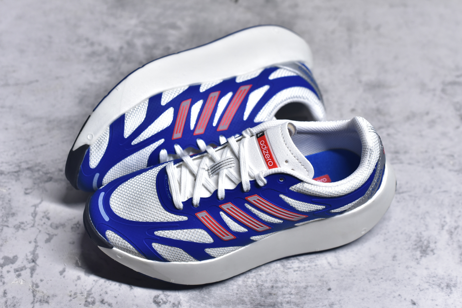 图片[7]-＃福利特价 AD Adizero Aruku 全新跑鞋 以永动机为灵感的前卫造型 以及时下流行的厚底设定 让人无比期待 “Aruku” 在日文中是行走的意思 昭示了这是一双定位于大众日常训练或慢跑的鞋款 黑、白、红三色的撞色外观 搭配街头感、现代感十足的鞋面线条勾勒 格外引人注目 搭配丰沛的全新 Swirlfoam 泡棉厚底 虽然不像顶级竞速跑鞋那般极致 但也将日常舒适和时尚颜值平衡到位 尺码：36 36.5 37.5 38 38.5 39 40 40.5 41 42 42.5 43 44 44.5 45 46-选品中心