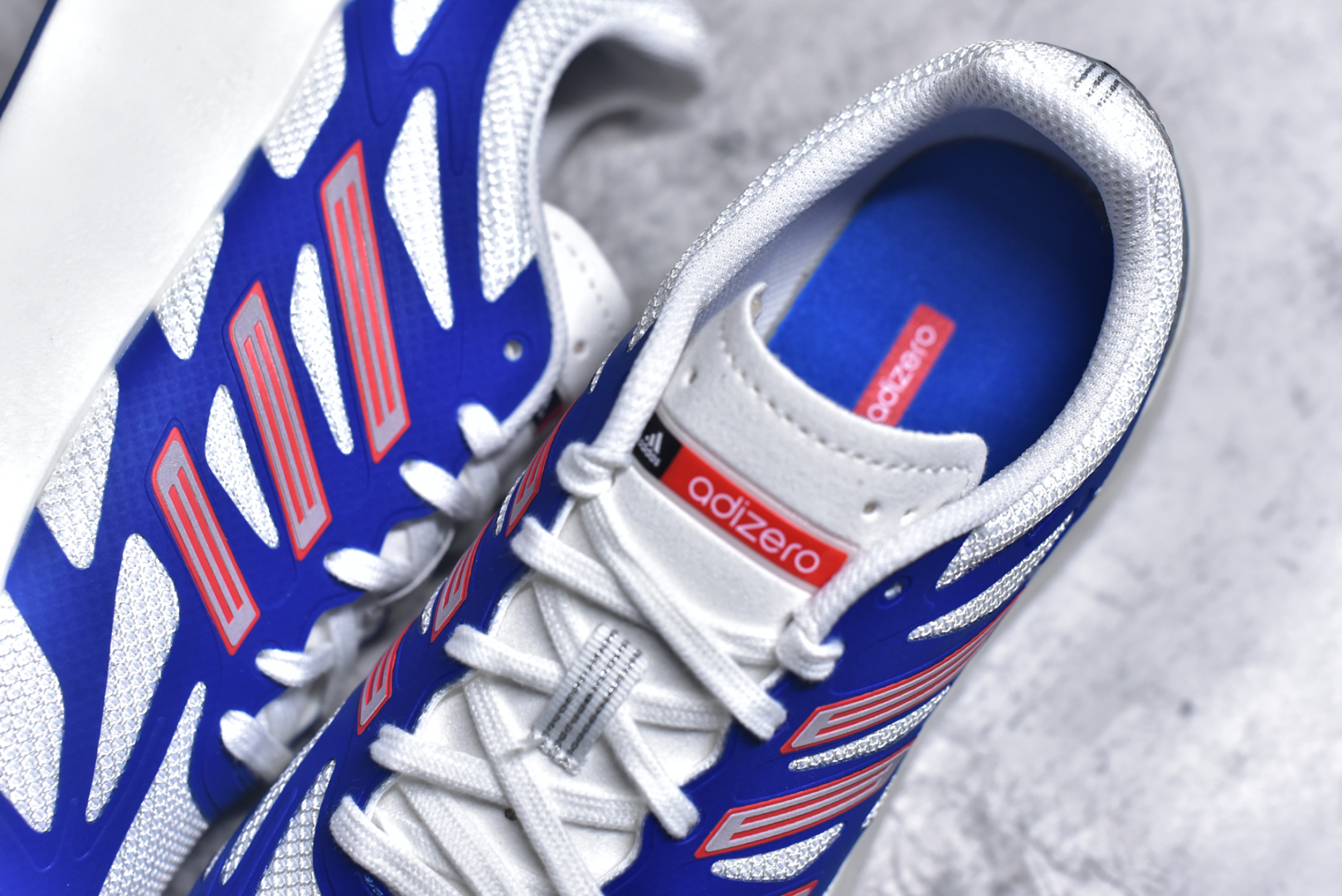 图片[9]-＃福利特价 AD Adizero Aruku 全新跑鞋 以永动机为灵感的前卫造型 以及时下流行的厚底设定 让人无比期待 “Aruku” 在日文中是行走的意思 昭示了这是一双定位于大众日常训练或慢跑的鞋款 黑、白、红三色的撞色外观 搭配街头感、现代感十足的鞋面线条勾勒 格外引人注目 搭配丰沛的全新 Swirlfoam 泡棉厚底 虽然不像顶级竞速跑鞋那般极致 但也将日常舒适和时尚颜值平衡到位 尺码：36 36.5 37.5 38 38.5 39 40 40.5 41 42 42.5 43 44 44.5 45 46-选品中心