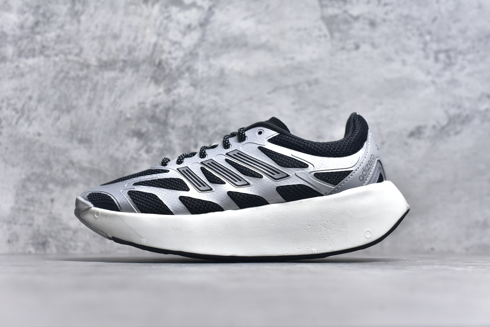 ＃福利特价 AD Adizero Aruku 全新跑鞋 以永动机为灵感的前卫造型 以及时下流行的厚底设定 让人无比期待 “Aruku” 在日文中是行走的意思 昭示了这是一双定位于大众日常训练或慢跑的鞋款 黑、白、红三色的撞色外观 搭配街头感、现代感十足的鞋面线条勾勒 格外引人注目 搭配丰沛的全新 Swirlfoam 泡棉厚底 虽然不像顶级竞速跑鞋那般极致 但也将日常舒适和时尚颜值平衡到位 尺码：36 36.5 37.5 38 38.5 39 40 40.5 41 42 42.5 43 44 44.5 45 46-选品中心