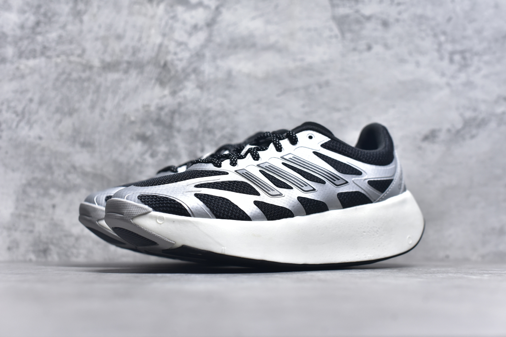 图片[2]-＃福利特价 AD Adizero Aruku 全新跑鞋 以永动机为灵感的前卫造型 以及时下流行的厚底设定 让人无比期待 “Aruku” 在日文中是行走的意思 昭示了这是一双定位于大众日常训练或慢跑的鞋款 黑、白、红三色的撞色外观 搭配街头感、现代感十足的鞋面线条勾勒 格外引人注目 搭配丰沛的全新 Swirlfoam 泡棉厚底 虽然不像顶级竞速跑鞋那般极致 但也将日常舒适和时尚颜值平衡到位 尺码：36 36.5 37.5 38 38.5 39 40 40.5 41 42 42.5 43 44 44.5 45 46-选品中心