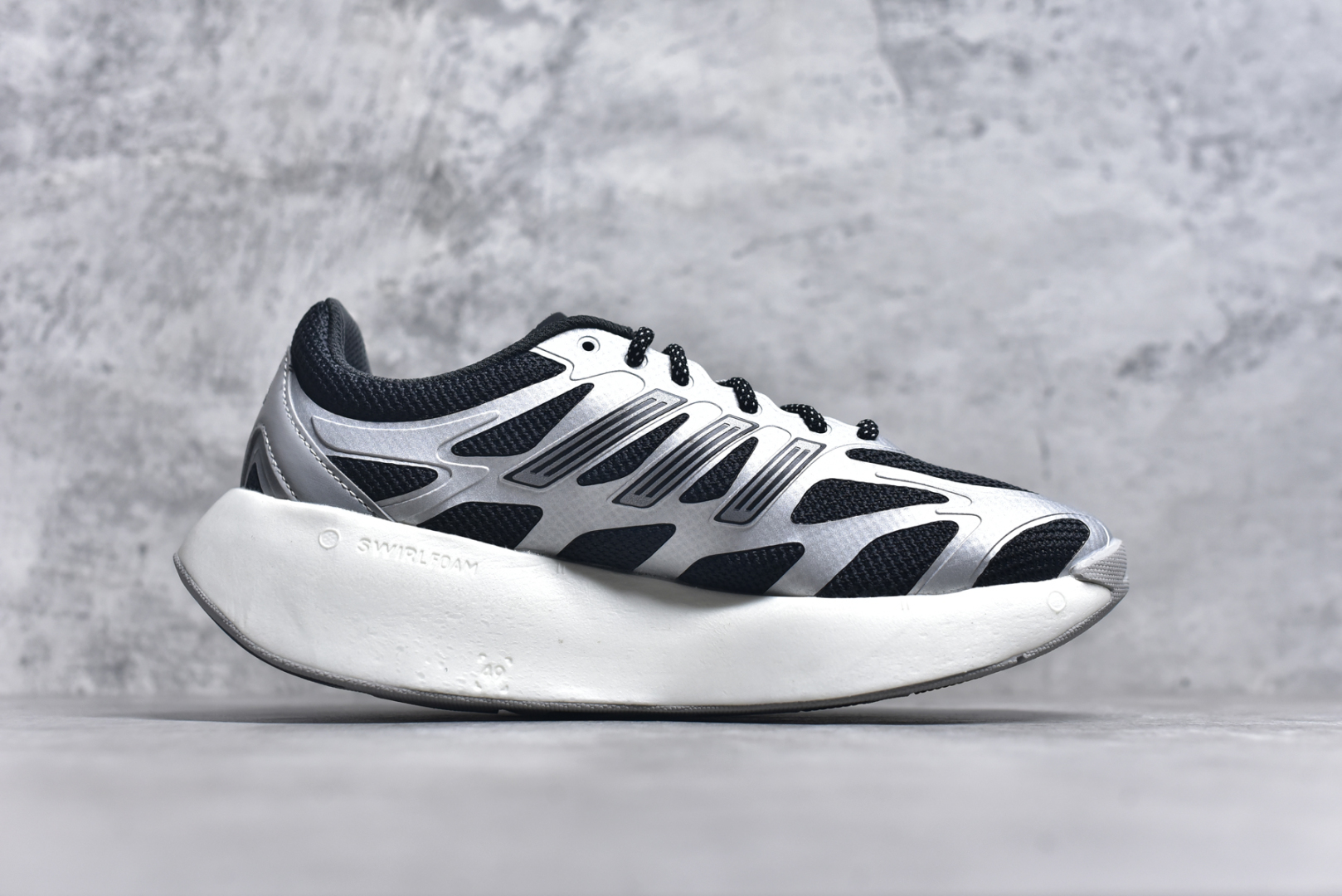 图片[3]-＃福利特价 AD Adizero Aruku 全新跑鞋 以永动机为灵感的前卫造型 以及时下流行的厚底设定 让人无比期待 “Aruku” 在日文中是行走的意思 昭示了这是一双定位于大众日常训练或慢跑的鞋款 黑、白、红三色的撞色外观 搭配街头感、现代感十足的鞋面线条勾勒 格外引人注目 搭配丰沛的全新 Swirlfoam 泡棉厚底 虽然不像顶级竞速跑鞋那般极致 但也将日常舒适和时尚颜值平衡到位 尺码：36 36.5 37.5 38 38.5 39 40 40.5 41 42 42.5 43 44 44.5 45 46-选品中心