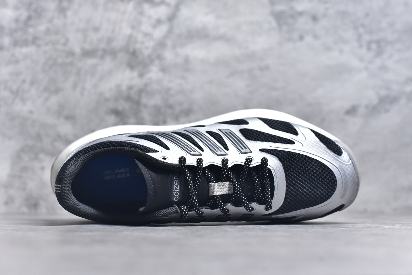 图片[4]-＃福利特价 AD Adizero Aruku 全新跑鞋 以永动机为灵感的前卫造型 以及时下流行的厚底设定 让人无比期待 “Aruku” 在日文中是行走的意思 昭示了这是一双定位于大众日常训练或慢跑的鞋款 黑、白、红三色的撞色外观 搭配街头感、现代感十足的鞋面线条勾勒 格外引人注目 搭配丰沛的全新 Swirlfoam 泡棉厚底 虽然不像顶级竞速跑鞋那般极致 但也将日常舒适和时尚颜值平衡到位 尺码：36 36.5 37.5 38 38.5 39 40 40.5 41 42 42.5 43 44 44.5 45 46-选品中心