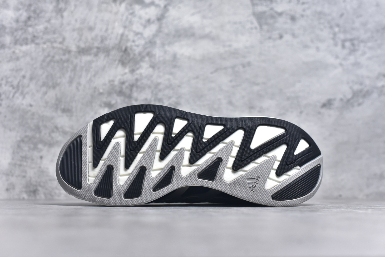 图片[6]-＃福利特价 AD Adizero Aruku 全新跑鞋 以永动机为灵感的前卫造型 以及时下流行的厚底设定 让人无比期待 “Aruku” 在日文中是行走的意思 昭示了这是一双定位于大众日常训练或慢跑的鞋款 黑、白、红三色的撞色外观 搭配街头感、现代感十足的鞋面线条勾勒 格外引人注目 搭配丰沛的全新 Swirlfoam 泡棉厚底 虽然不像顶级竞速跑鞋那般极致 但也将日常舒适和时尚颜值平衡到位 尺码：36 36.5 37.5 38 38.5 39 40 40.5 41 42 42.5 43 44 44.5 45 46-选品中心