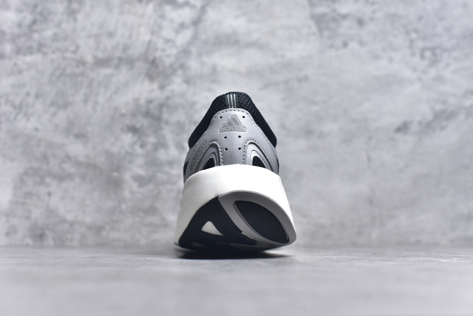 图片[5]-＃福利特价 AD Adizero Aruku 全新跑鞋 以永动机为灵感的前卫造型 以及时下流行的厚底设定 让人无比期待 “Aruku” 在日文中是行走的意思 昭示了这是一双定位于大众日常训练或慢跑的鞋款 黑、白、红三色的撞色外观 搭配街头感、现代感十足的鞋面线条勾勒 格外引人注目 搭配丰沛的全新 Swirlfoam 泡棉厚底 虽然不像顶级竞速跑鞋那般极致 但也将日常舒适和时尚颜值平衡到位 尺码：36 36.5 37.5 38 38.5 39 40 40.5 41 42 42.5 43 44 44.5 45 46-选品中心