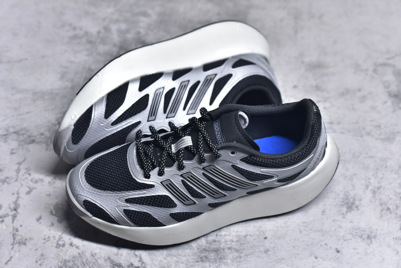 图片[7]-＃福利特价 AD Adizero Aruku 全新跑鞋 以永动机为灵感的前卫造型 以及时下流行的厚底设定 让人无比期待 “Aruku” 在日文中是行走的意思 昭示了这是一双定位于大众日常训练或慢跑的鞋款 黑、白、红三色的撞色外观 搭配街头感、现代感十足的鞋面线条勾勒 格外引人注目 搭配丰沛的全新 Swirlfoam 泡棉厚底 虽然不像顶级竞速跑鞋那般极致 但也将日常舒适和时尚颜值平衡到位 尺码：36 36.5 37.5 38 38.5 39 40 40.5 41 42 42.5 43 44 44.5 45 46-选品中心