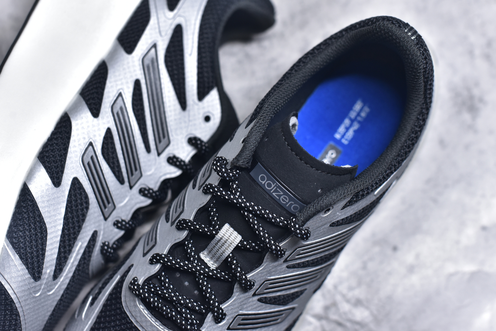 图片[9]-＃福利特价 AD Adizero Aruku 全新跑鞋 以永动机为灵感的前卫造型 以及时下流行的厚底设定 让人无比期待 “Aruku” 在日文中是行走的意思 昭示了这是一双定位于大众日常训练或慢跑的鞋款 黑、白、红三色的撞色外观 搭配街头感、现代感十足的鞋面线条勾勒 格外引人注目 搭配丰沛的全新 Swirlfoam 泡棉厚底 虽然不像顶级竞速跑鞋那般极致 但也将日常舒适和时尚颜值平衡到位 尺码：36 36.5 37.5 38 38.5 39 40 40.5 41 42 42.5 43 44 44.5 45 46-选品中心