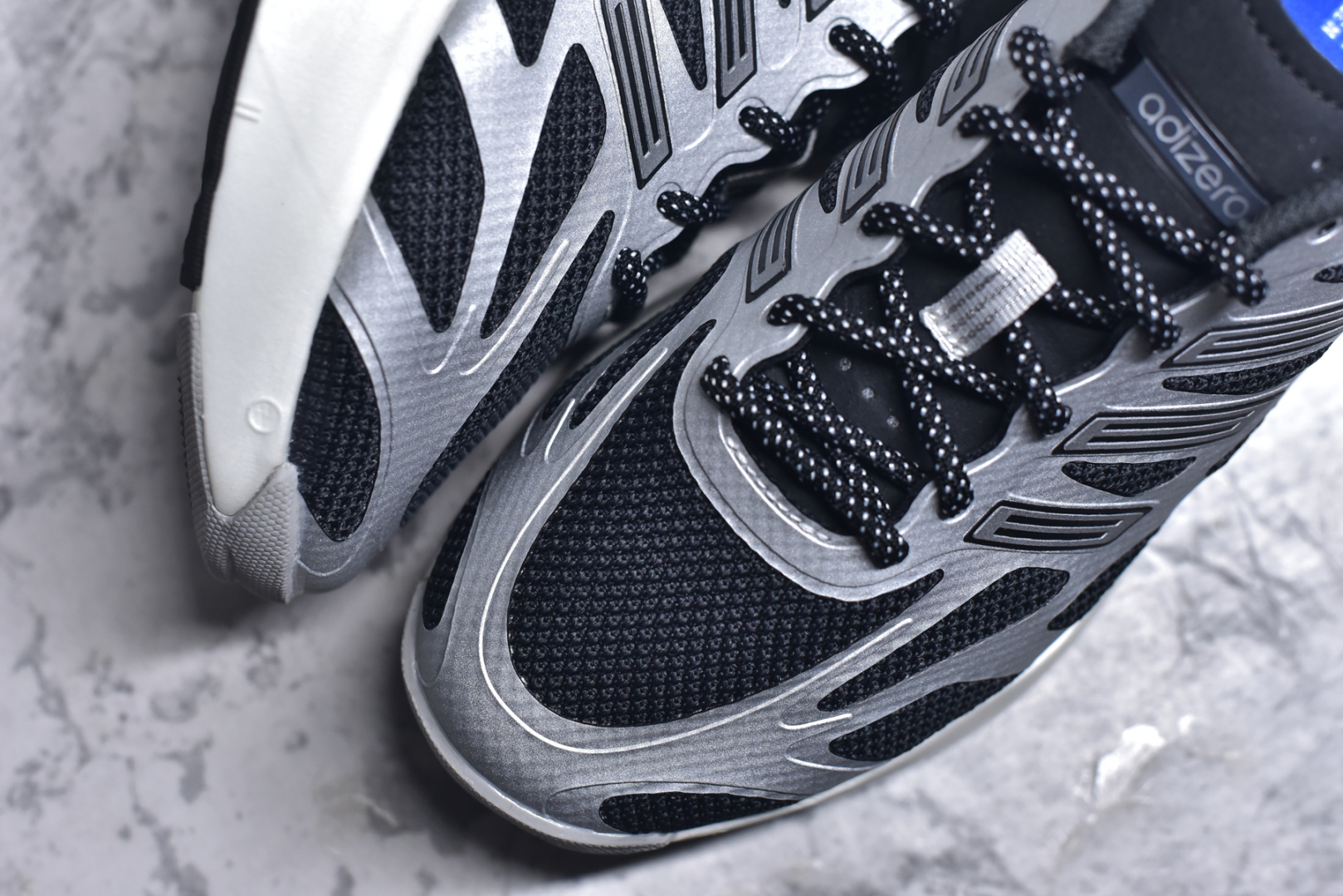 图片[8]-＃福利特价 AD Adizero Aruku 全新跑鞋 以永动机为灵感的前卫造型 以及时下流行的厚底设定 让人无比期待 “Aruku” 在日文中是行走的意思 昭示了这是一双定位于大众日常训练或慢跑的鞋款 黑、白、红三色的撞色外观 搭配街头感、现代感十足的鞋面线条勾勒 格外引人注目 搭配丰沛的全新 Swirlfoam 泡棉厚底 虽然不像顶级竞速跑鞋那般极致 但也将日常舒适和时尚颜值平衡到位 尺码：36 36.5 37.5 38 38.5 39 40 40.5 41 42 42.5 43 44 44.5 45 46-选品中心