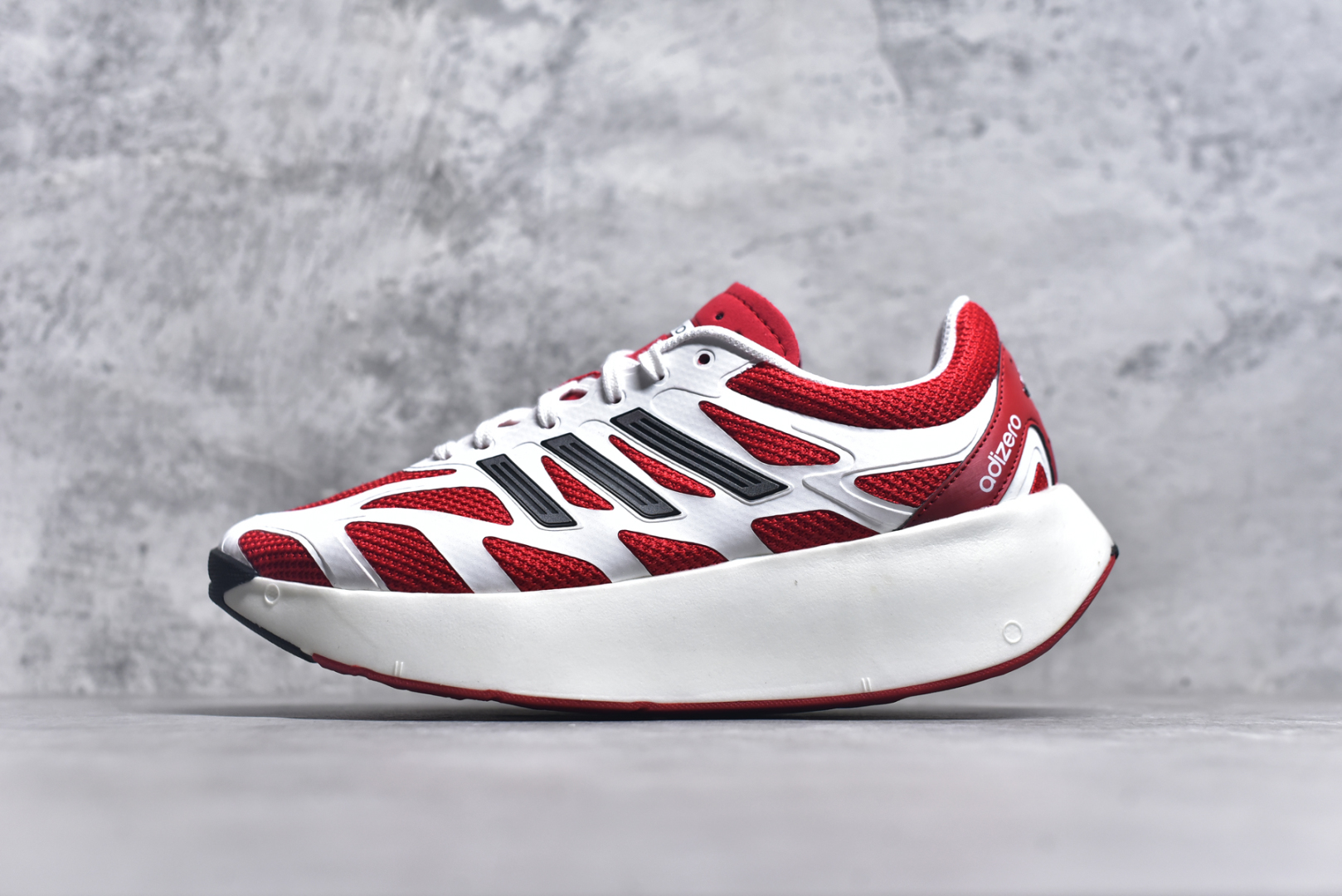 ＃福利特价 AD Adizero Aruku 全新跑鞋 以永动机为灵感的前卫造型 以及时下流行的厚底设定 让人无比期待 “Aruku” 在日文中是行走的意思 昭示了这是一双定位于大众日常训练或慢跑的鞋款 黑、白、红三色的撞色外观 搭配街头感、现代感十足的鞋面线条勾勒 格外引人注目 搭配丰沛的全新 Swirlfoam 泡棉厚底 虽然不像顶级竞速跑鞋那般极致 但也将日常舒适和时尚颜值平衡到位 尺码：36 36.5 37.5 38 38.5 39 40 40.5 41 42 42.5 43 44 44.5 45 46-选品中心
