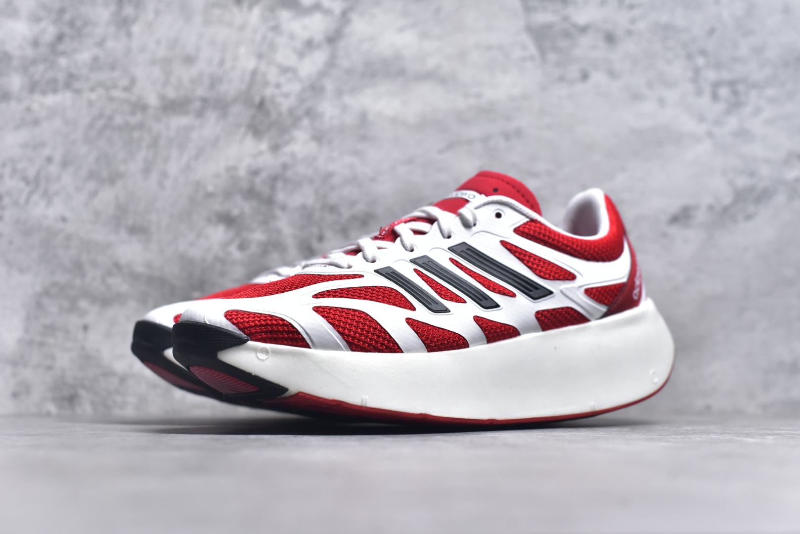 图片[2]-＃福利特价 AD Adizero Aruku 全新跑鞋 以永动机为灵感的前卫造型 以及时下流行的厚底设定 让人无比期待 “Aruku” 在日文中是行走的意思 昭示了这是一双定位于大众日常训练或慢跑的鞋款 黑、白、红三色的撞色外观 搭配街头感、现代感十足的鞋面线条勾勒 格外引人注目 搭配丰沛的全新 Swirlfoam 泡棉厚底 虽然不像顶级竞速跑鞋那般极致 但也将日常舒适和时尚颜值平衡到位 尺码：36 36.5 37.5 38 38.5 39 40 40.5 41 42 42.5 43 44 44.5 45 46-选品中心