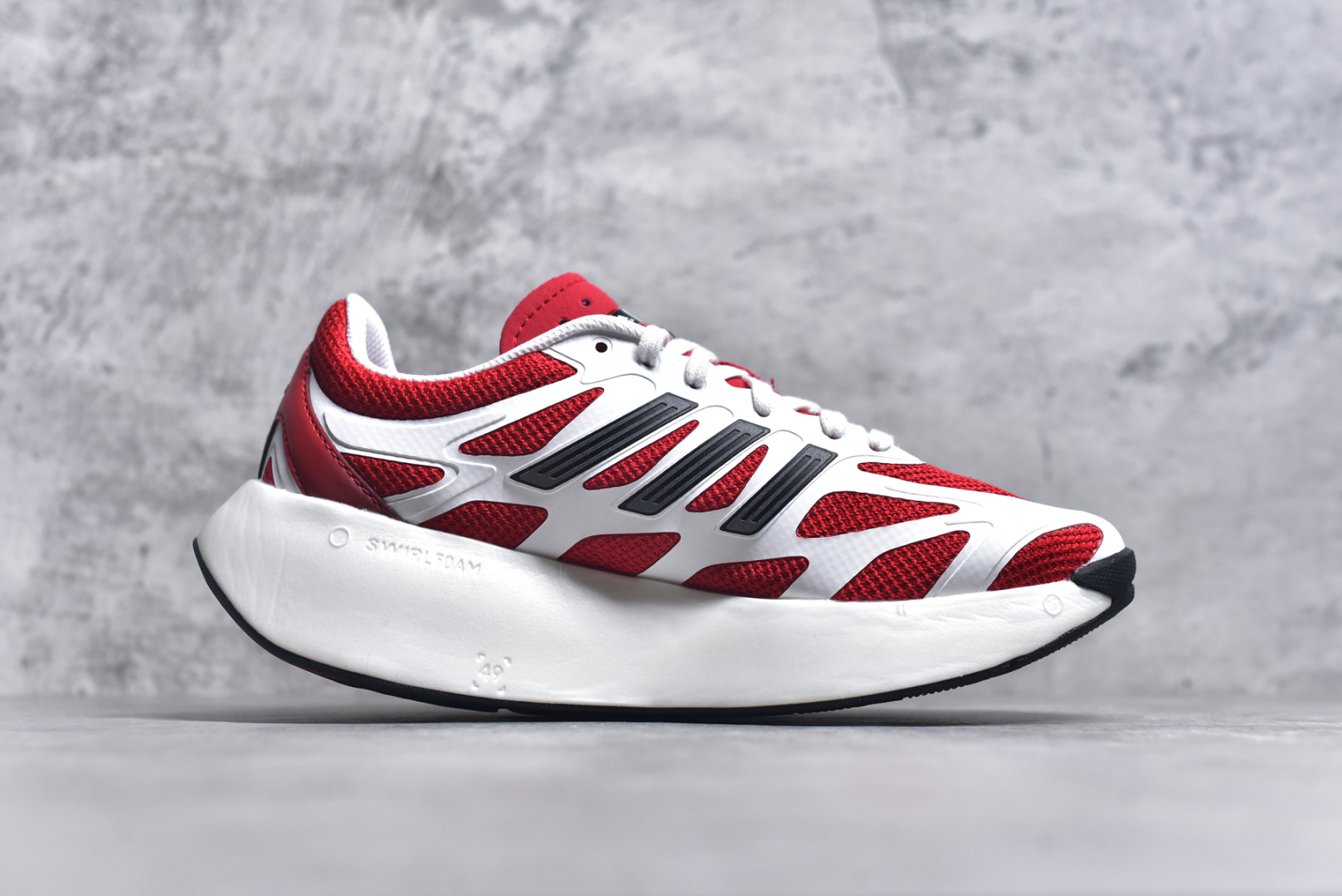 图片[3]-＃福利特价 AD Adizero Aruku 全新跑鞋 以永动机为灵感的前卫造型 以及时下流行的厚底设定 让人无比期待 “Aruku” 在日文中是行走的意思 昭示了这是一双定位于大众日常训练或慢跑的鞋款 黑、白、红三色的撞色外观 搭配街头感、现代感十足的鞋面线条勾勒 格外引人注目 搭配丰沛的全新 Swirlfoam 泡棉厚底 虽然不像顶级竞速跑鞋那般极致 但也将日常舒适和时尚颜值平衡到位 尺码：36 36.5 37.5 38 38.5 39 40 40.5 41 42 42.5 43 44 44.5 45 46-选品中心