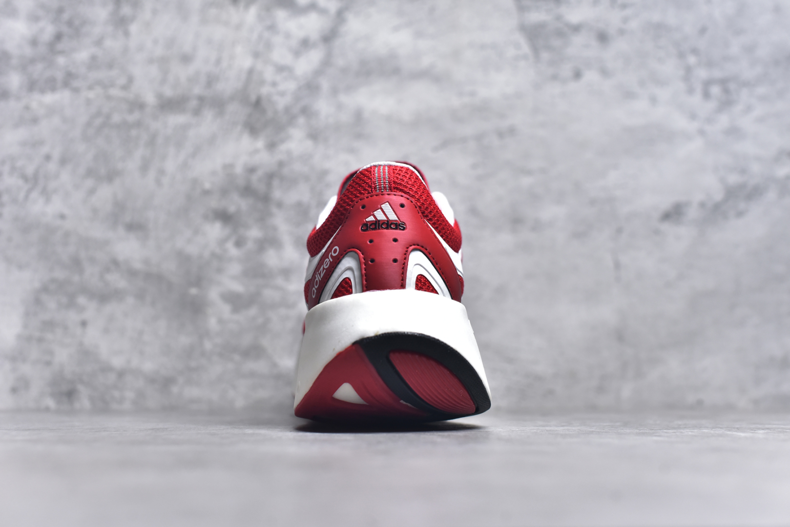 图片[5]-＃福利特价 AD Adizero Aruku 全新跑鞋 以永动机为灵感的前卫造型 以及时下流行的厚底设定 让人无比期待 “Aruku” 在日文中是行走的意思 昭示了这是一双定位于大众日常训练或慢跑的鞋款 黑、白、红三色的撞色外观 搭配街头感、现代感十足的鞋面线条勾勒 格外引人注目 搭配丰沛的全新 Swirlfoam 泡棉厚底 虽然不像顶级竞速跑鞋那般极致 但也将日常舒适和时尚颜值平衡到位 尺码：36 36.5 37.5 38 38.5 39 40 40.5 41 42 42.5 43 44 44.5 45 46-选品中心
