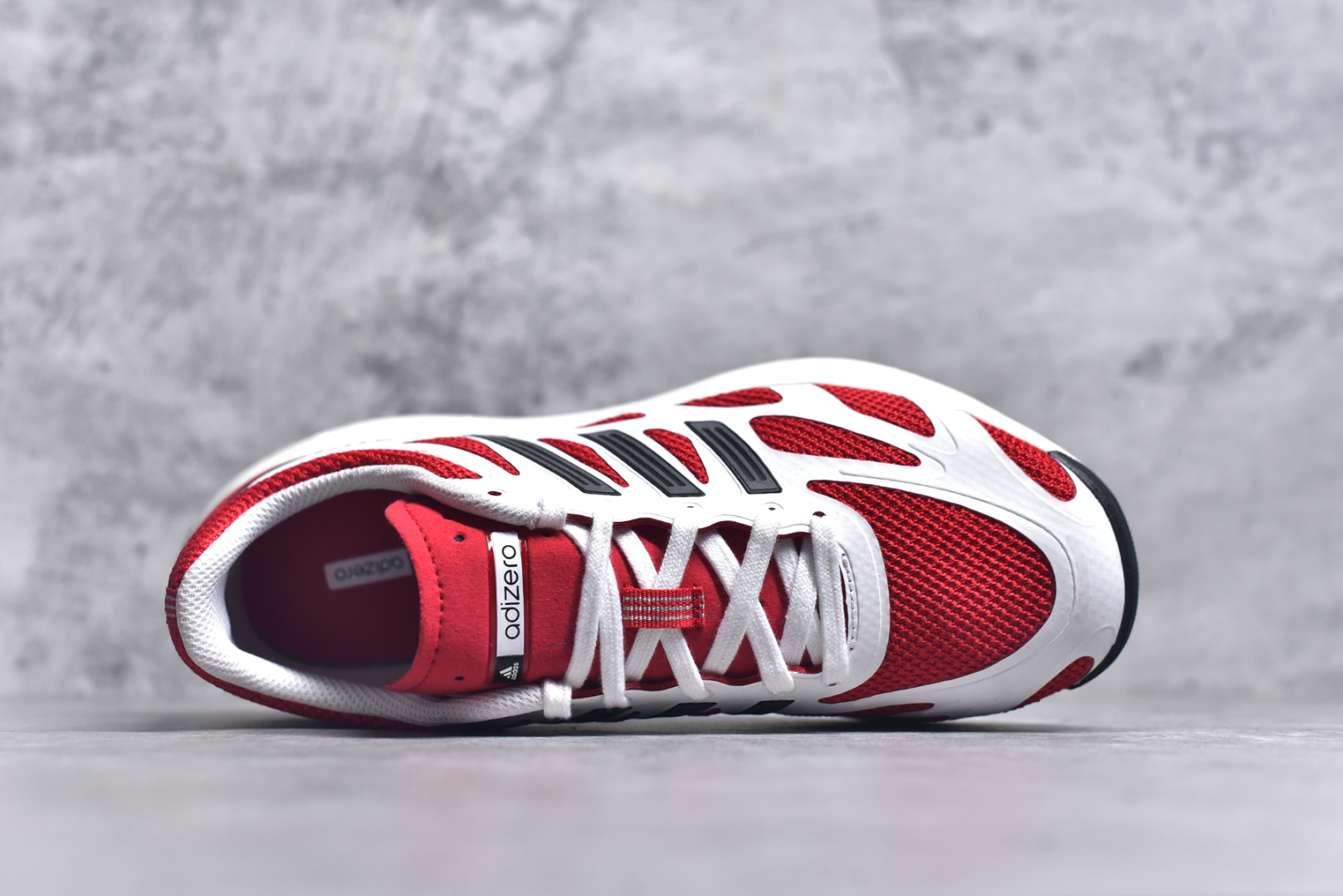 图片[4]-＃福利特价 AD Adizero Aruku 全新跑鞋 以永动机为灵感的前卫造型 以及时下流行的厚底设定 让人无比期待 “Aruku” 在日文中是行走的意思 昭示了这是一双定位于大众日常训练或慢跑的鞋款 黑、白、红三色的撞色外观 搭配街头感、现代感十足的鞋面线条勾勒 格外引人注目 搭配丰沛的全新 Swirlfoam 泡棉厚底 虽然不像顶级竞速跑鞋那般极致 但也将日常舒适和时尚颜值平衡到位 尺码：36 36.5 37.5 38 38.5 39 40 40.5 41 42 42.5 43 44 44.5 45 46-选品中心