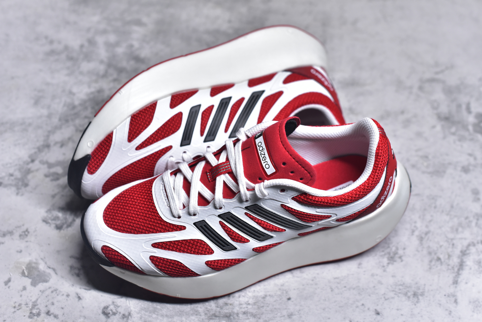 图片[7]-＃福利特价 AD Adizero Aruku 全新跑鞋 以永动机为灵感的前卫造型 以及时下流行的厚底设定 让人无比期待 “Aruku” 在日文中是行走的意思 昭示了这是一双定位于大众日常训练或慢跑的鞋款 黑、白、红三色的撞色外观 搭配街头感、现代感十足的鞋面线条勾勒 格外引人注目 搭配丰沛的全新 Swirlfoam 泡棉厚底 虽然不像顶级竞速跑鞋那般极致 但也将日常舒适和时尚颜值平衡到位 尺码：36 36.5 37.5 38 38.5 39 40 40.5 41 42 42.5 43 44 44.5 45 46-选品中心