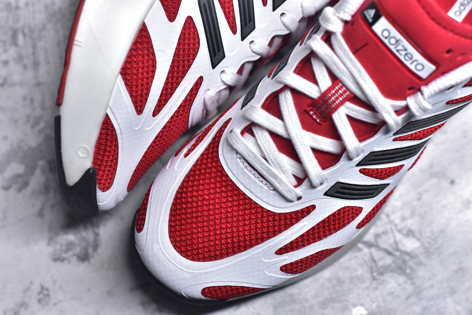图片[8]-＃福利特价 AD Adizero Aruku 全新跑鞋 以永动机为灵感的前卫造型 以及时下流行的厚底设定 让人无比期待 “Aruku” 在日文中是行走的意思 昭示了这是一双定位于大众日常训练或慢跑的鞋款 黑、白、红三色的撞色外观 搭配街头感、现代感十足的鞋面线条勾勒 格外引人注目 搭配丰沛的全新 Swirlfoam 泡棉厚底 虽然不像顶级竞速跑鞋那般极致 但也将日常舒适和时尚颜值平衡到位 尺码：36 36.5 37.5 38 38.5 39 40 40.5 41 42 42.5 43 44 44.5 45 46-选品中心