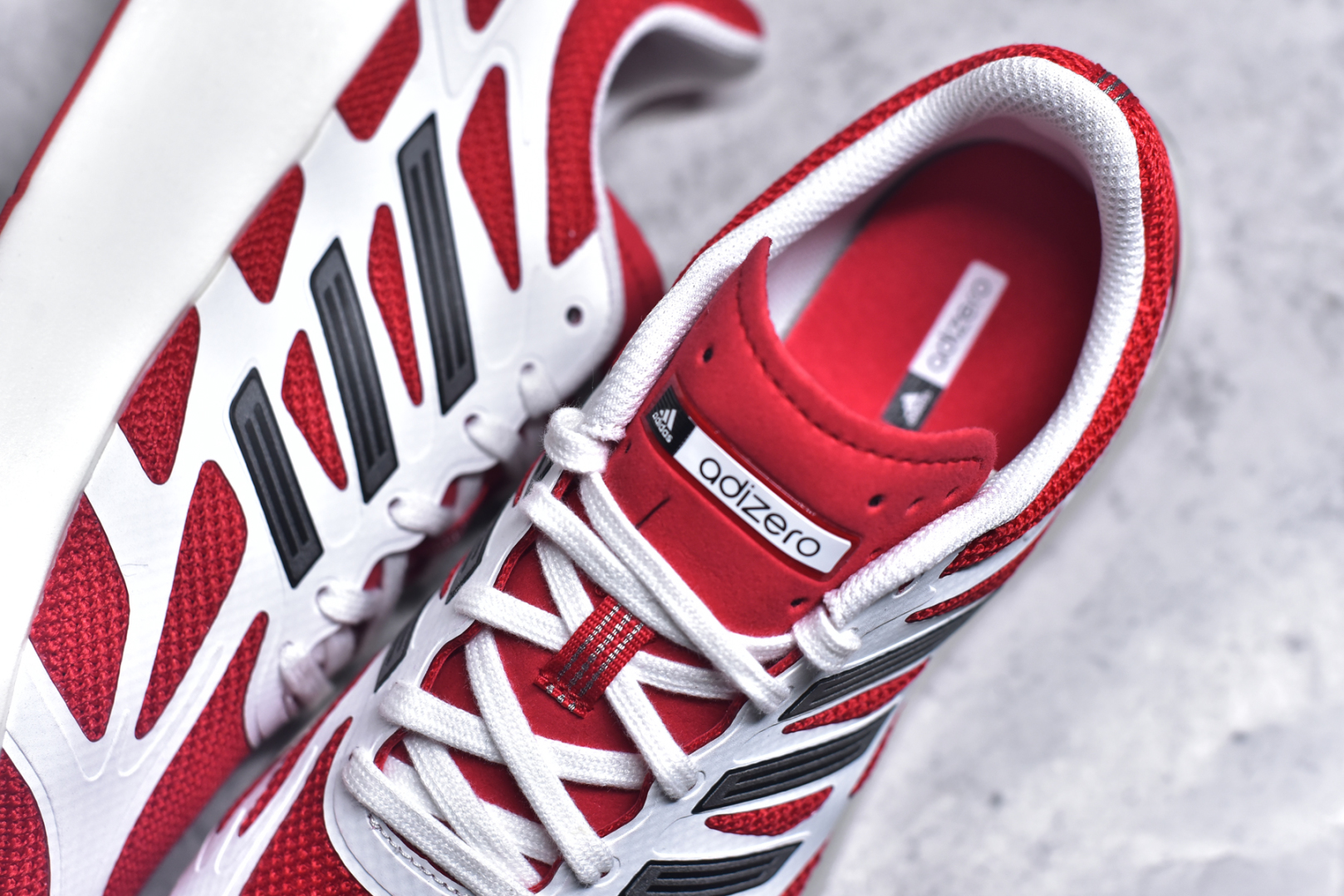 图片[9]-＃福利特价 AD Adizero Aruku 全新跑鞋 以永动机为灵感的前卫造型 以及时下流行的厚底设定 让人无比期待 “Aruku” 在日文中是行走的意思 昭示了这是一双定位于大众日常训练或慢跑的鞋款 黑、白、红三色的撞色外观 搭配街头感、现代感十足的鞋面线条勾勒 格外引人注目 搭配丰沛的全新 Swirlfoam 泡棉厚底 虽然不像顶级竞速跑鞋那般极致 但也将日常舒适和时尚颜值平衡到位 尺码：36 36.5 37.5 38 38.5 39 40 40.5 41 42 42.5 43 44 44.5 45 46-选品中心