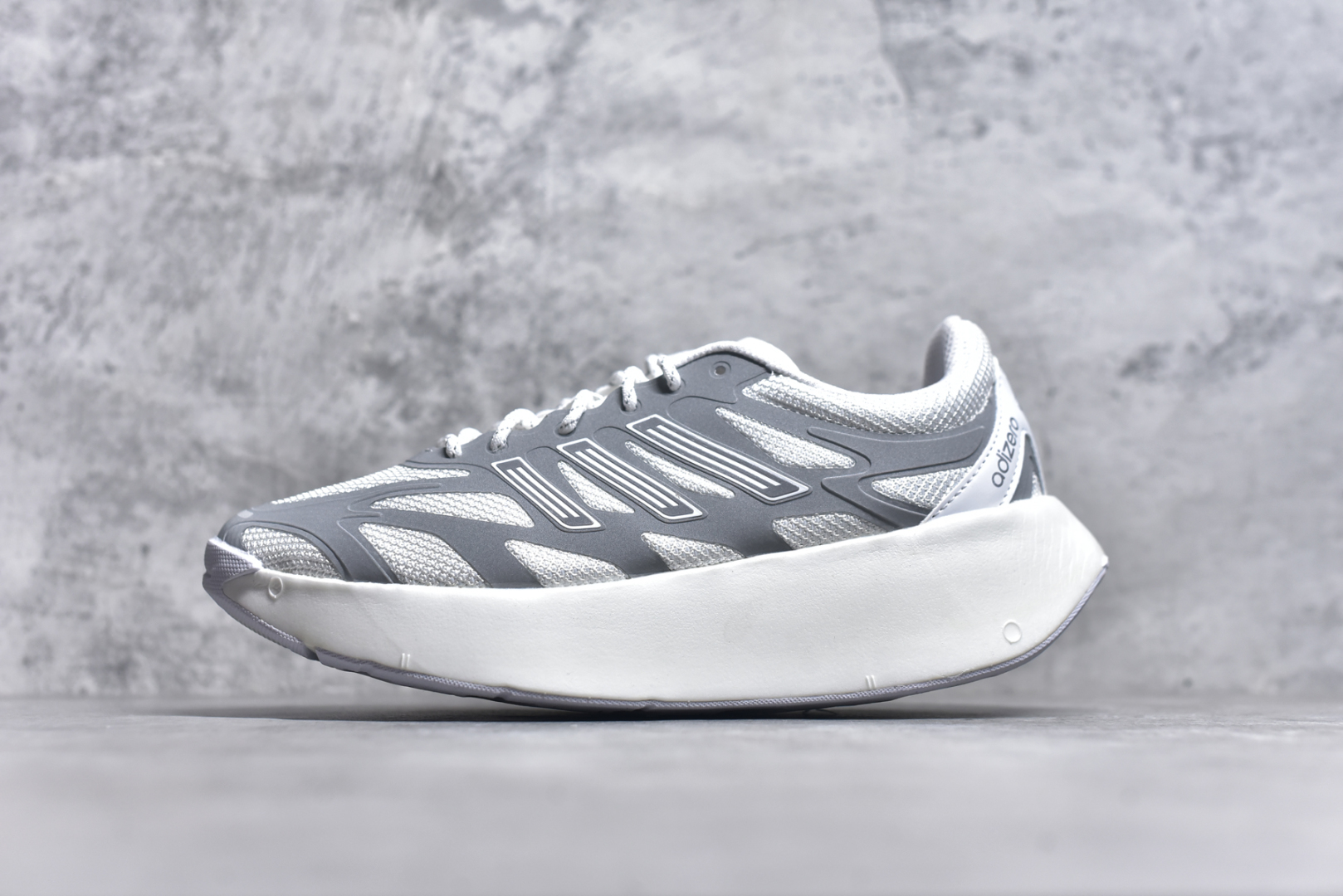 ＃福利特价 AD Adizero Aruku 全新跑鞋 以永动机为灵感的前卫造型 以及时下流行的厚底设定 让人无比期待 “Aruku” 在日文中是行走的意思 昭示了这是一双定位于大众日常训练或慢跑的鞋款 黑、白、红三色的撞色外观 搭配街头感、现代感十足的鞋面线条勾勒 格外引人注目 搭配丰沛的全新 Swirlfoam 泡棉厚底 虽然不像顶级竞速跑鞋那般极致 但也将日常舒适和时尚颜值平衡到位 尺码：36 36.5 37.5 38 38.5 39 40 40.5 41 42 42.5 43 44 44.5 45 46-选品中心