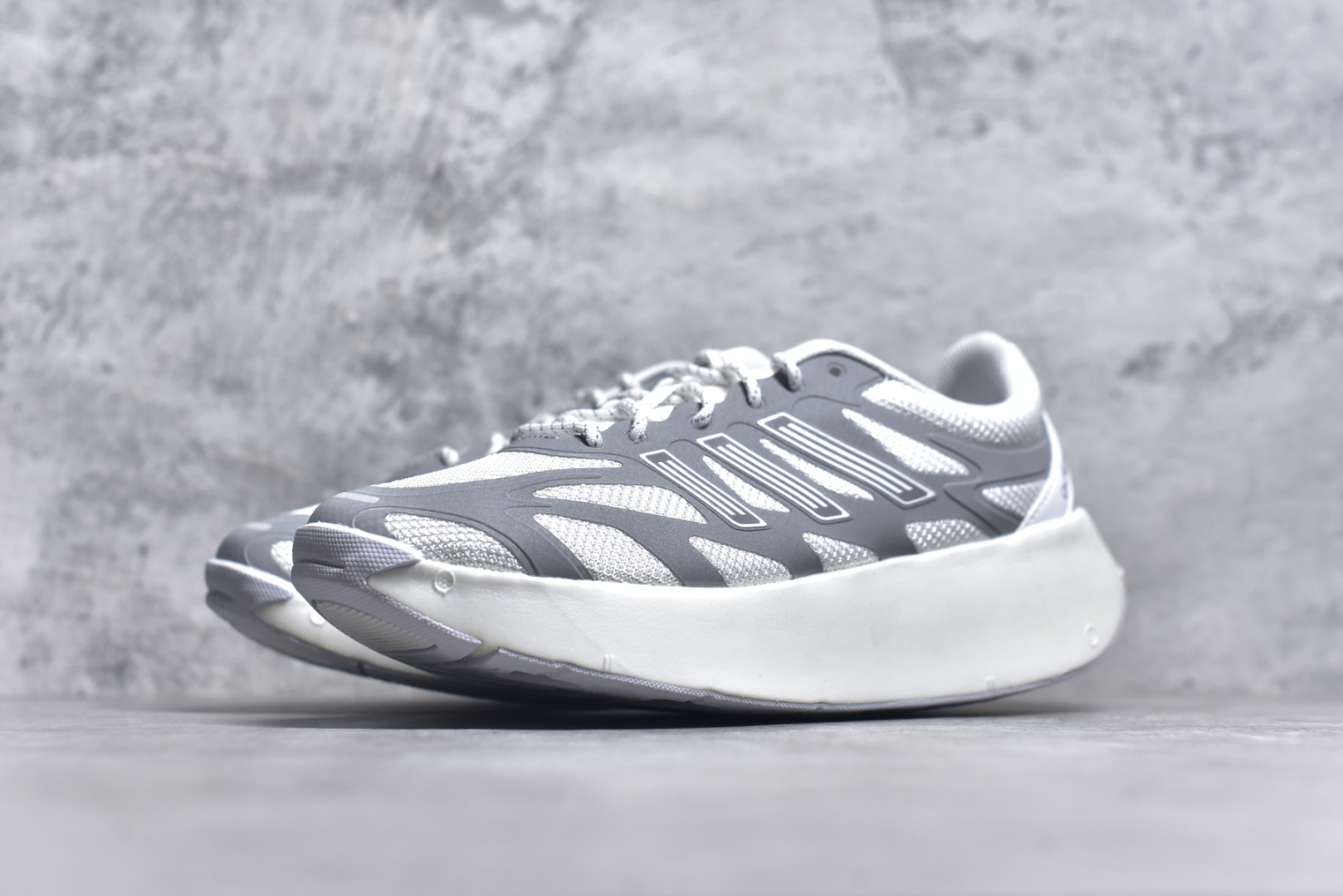 图片[2]-＃福利特价 AD Adizero Aruku 全新跑鞋 以永动机为灵感的前卫造型 以及时下流行的厚底设定 让人无比期待 “Aruku” 在日文中是行走的意思 昭示了这是一双定位于大众日常训练或慢跑的鞋款 黑、白、红三色的撞色外观 搭配街头感、现代感十足的鞋面线条勾勒 格外引人注目 搭配丰沛的全新 Swirlfoam 泡棉厚底 虽然不像顶级竞速跑鞋那般极致 但也将日常舒适和时尚颜值平衡到位 尺码：36 36.5 37.5 38 38.5 39 40 40.5 41 42 42.5 43 44 44.5 45 46-选品中心