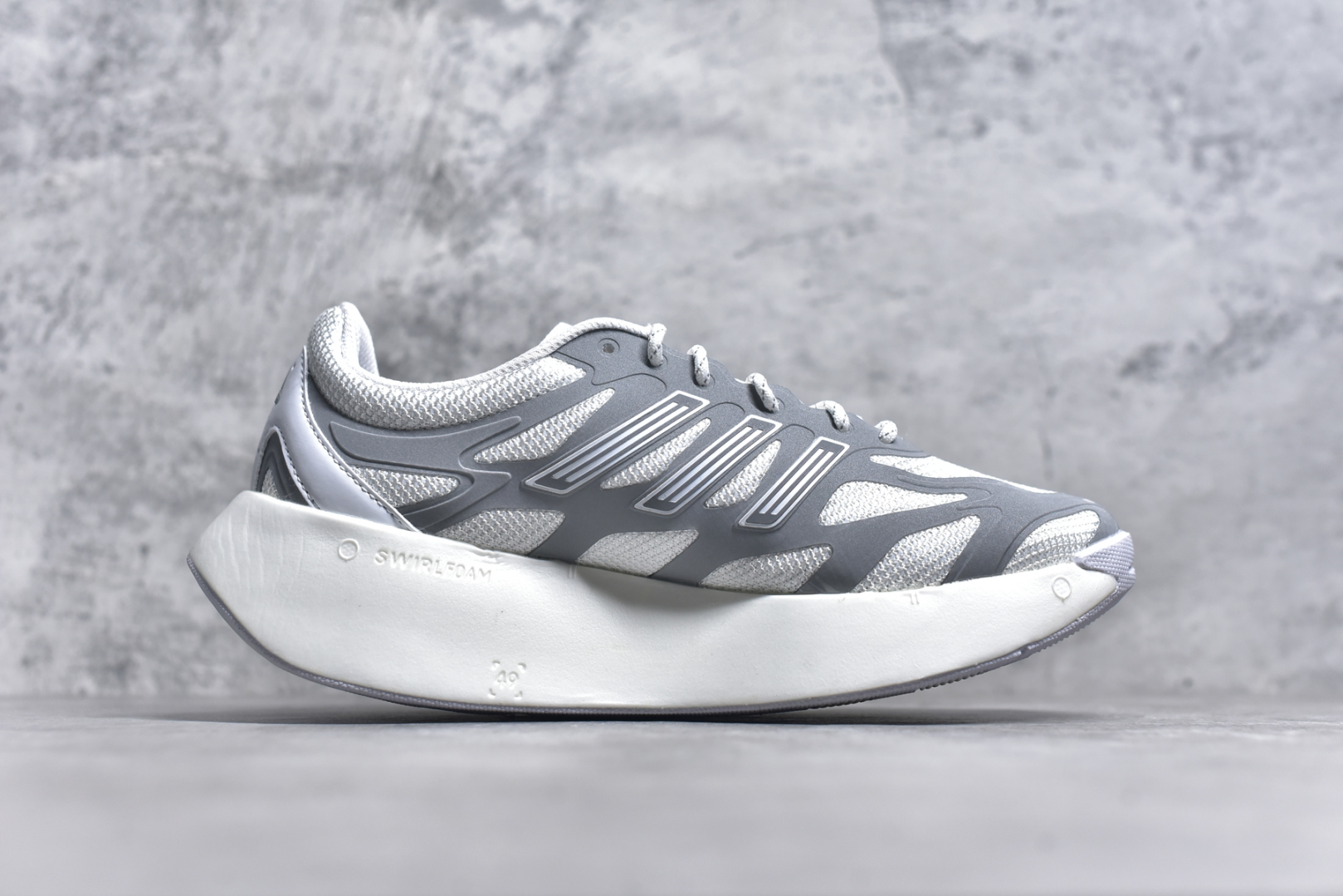 图片[3]-＃福利特价 AD Adizero Aruku 全新跑鞋 以永动机为灵感的前卫造型 以及时下流行的厚底设定 让人无比期待 “Aruku” 在日文中是行走的意思 昭示了这是一双定位于大众日常训练或慢跑的鞋款 黑、白、红三色的撞色外观 搭配街头感、现代感十足的鞋面线条勾勒 格外引人注目 搭配丰沛的全新 Swirlfoam 泡棉厚底 虽然不像顶级竞速跑鞋那般极致 但也将日常舒适和时尚颜值平衡到位 尺码：36 36.5 37.5 38 38.5 39 40 40.5 41 42 42.5 43 44 44.5 45 46-选品中心