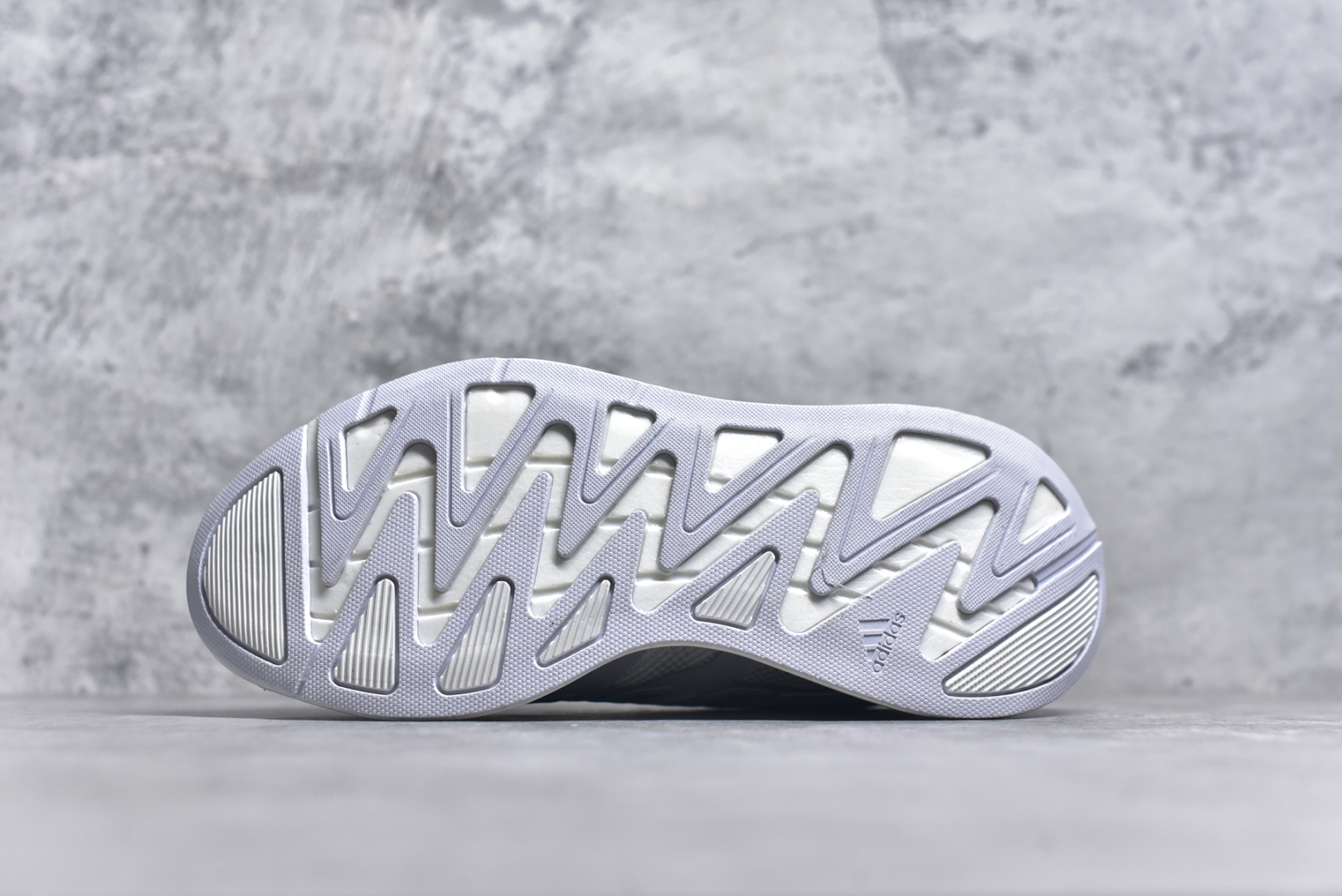 图片[6]-＃福利特价 AD Adizero Aruku 全新跑鞋 以永动机为灵感的前卫造型 以及时下流行的厚底设定 让人无比期待 “Aruku” 在日文中是行走的意思 昭示了这是一双定位于大众日常训练或慢跑的鞋款 黑、白、红三色的撞色外观 搭配街头感、现代感十足的鞋面线条勾勒 格外引人注目 搭配丰沛的全新 Swirlfoam 泡棉厚底 虽然不像顶级竞速跑鞋那般极致 但也将日常舒适和时尚颜值平衡到位 尺码：36 36.5 37.5 38 38.5 39 40 40.5 41 42 42.5 43 44 44.5 45 46-选品中心