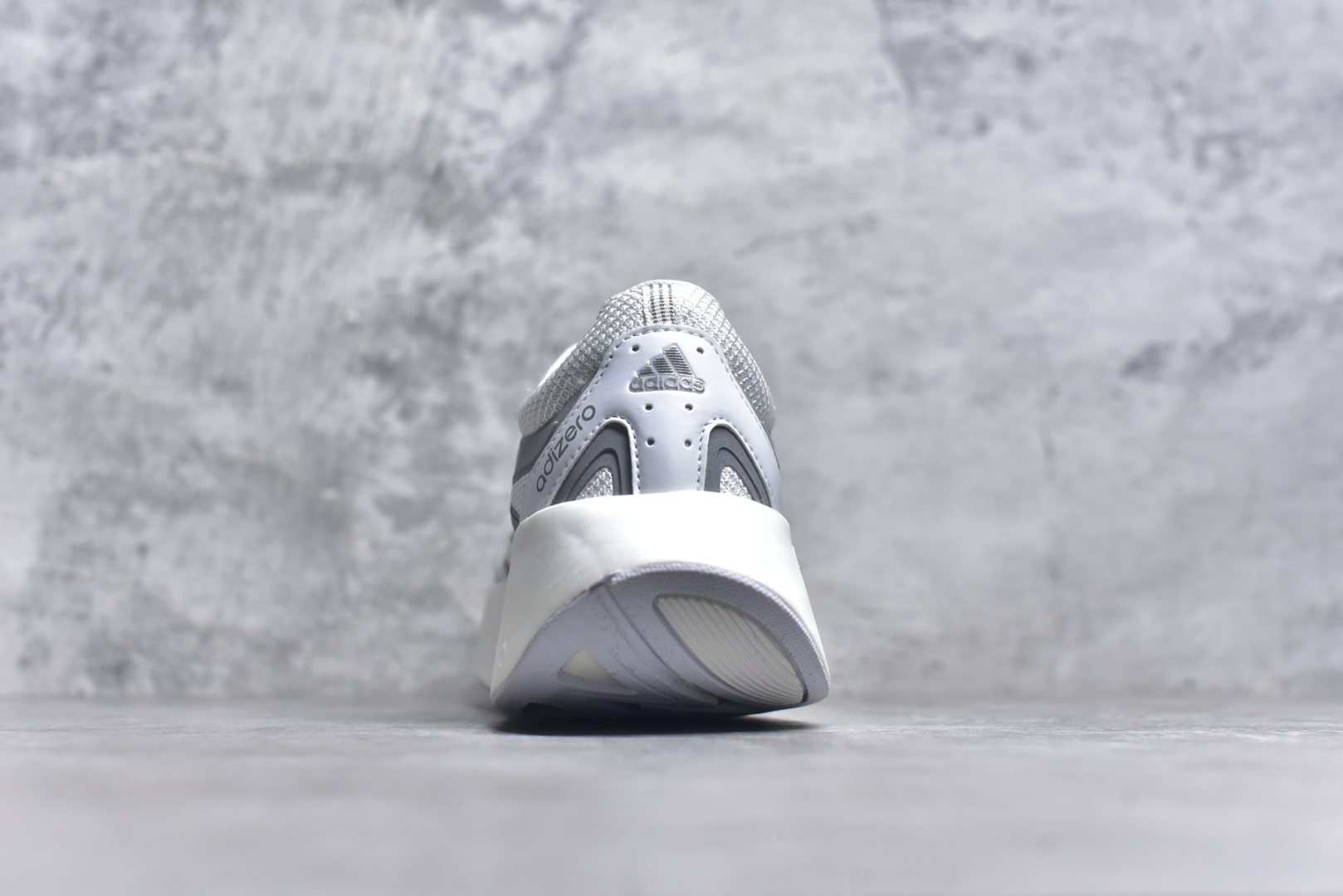图片[5]-＃福利特价 AD Adizero Aruku 全新跑鞋 以永动机为灵感的前卫造型 以及时下流行的厚底设定 让人无比期待 “Aruku” 在日文中是行走的意思 昭示了这是一双定位于大众日常训练或慢跑的鞋款 黑、白、红三色的撞色外观 搭配街头感、现代感十足的鞋面线条勾勒 格外引人注目 搭配丰沛的全新 Swirlfoam 泡棉厚底 虽然不像顶级竞速跑鞋那般极致 但也将日常舒适和时尚颜值平衡到位 尺码：36 36.5 37.5 38 38.5 39 40 40.5 41 42 42.5 43 44 44.5 45 46-选品中心