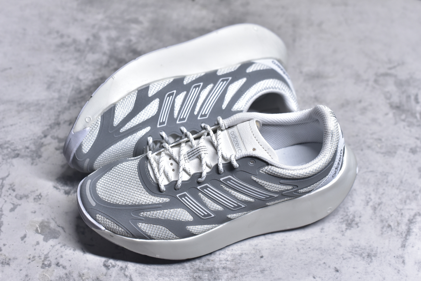 图片[7]-＃福利特价 AD Adizero Aruku 全新跑鞋 以永动机为灵感的前卫造型 以及时下流行的厚底设定 让人无比期待 “Aruku” 在日文中是行走的意思 昭示了这是一双定位于大众日常训练或慢跑的鞋款 黑、白、红三色的撞色外观 搭配街头感、现代感十足的鞋面线条勾勒 格外引人注目 搭配丰沛的全新 Swirlfoam 泡棉厚底 虽然不像顶级竞速跑鞋那般极致 但也将日常舒适和时尚颜值平衡到位 尺码：36 36.5 37.5 38 38.5 39 40 40.5 41 42 42.5 43 44 44.5 45 46-选品中心