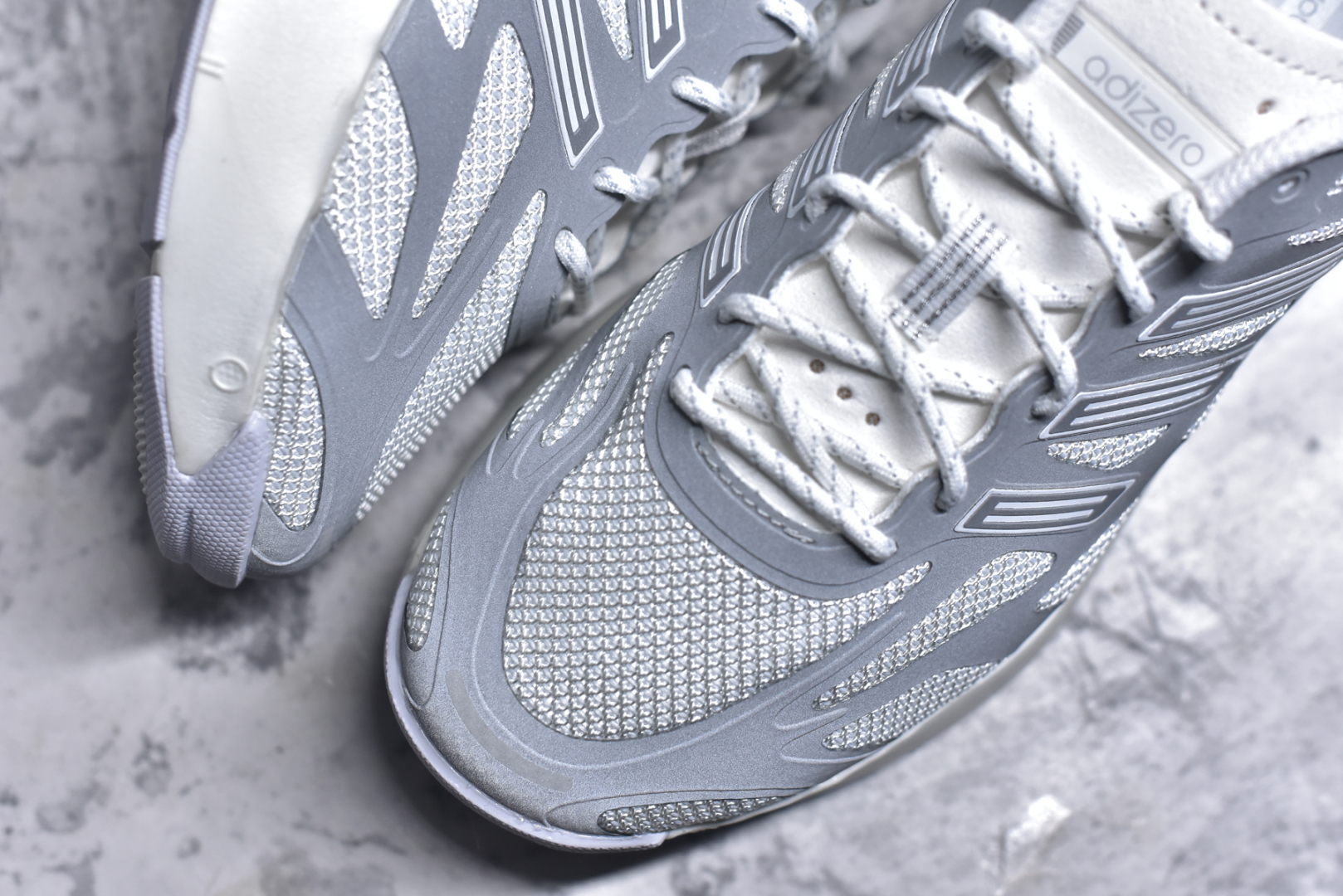 图片[8]-＃福利特价 AD Adizero Aruku 全新跑鞋 以永动机为灵感的前卫造型 以及时下流行的厚底设定 让人无比期待 “Aruku” 在日文中是行走的意思 昭示了这是一双定位于大众日常训练或慢跑的鞋款 黑、白、红三色的撞色外观 搭配街头感、现代感十足的鞋面线条勾勒 格外引人注目 搭配丰沛的全新 Swirlfoam 泡棉厚底 虽然不像顶级竞速跑鞋那般极致 但也将日常舒适和时尚颜值平衡到位 尺码：36 36.5 37.5 38 38.5 39 40 40.5 41 42 42.5 43 44 44.5 45 46-选品中心