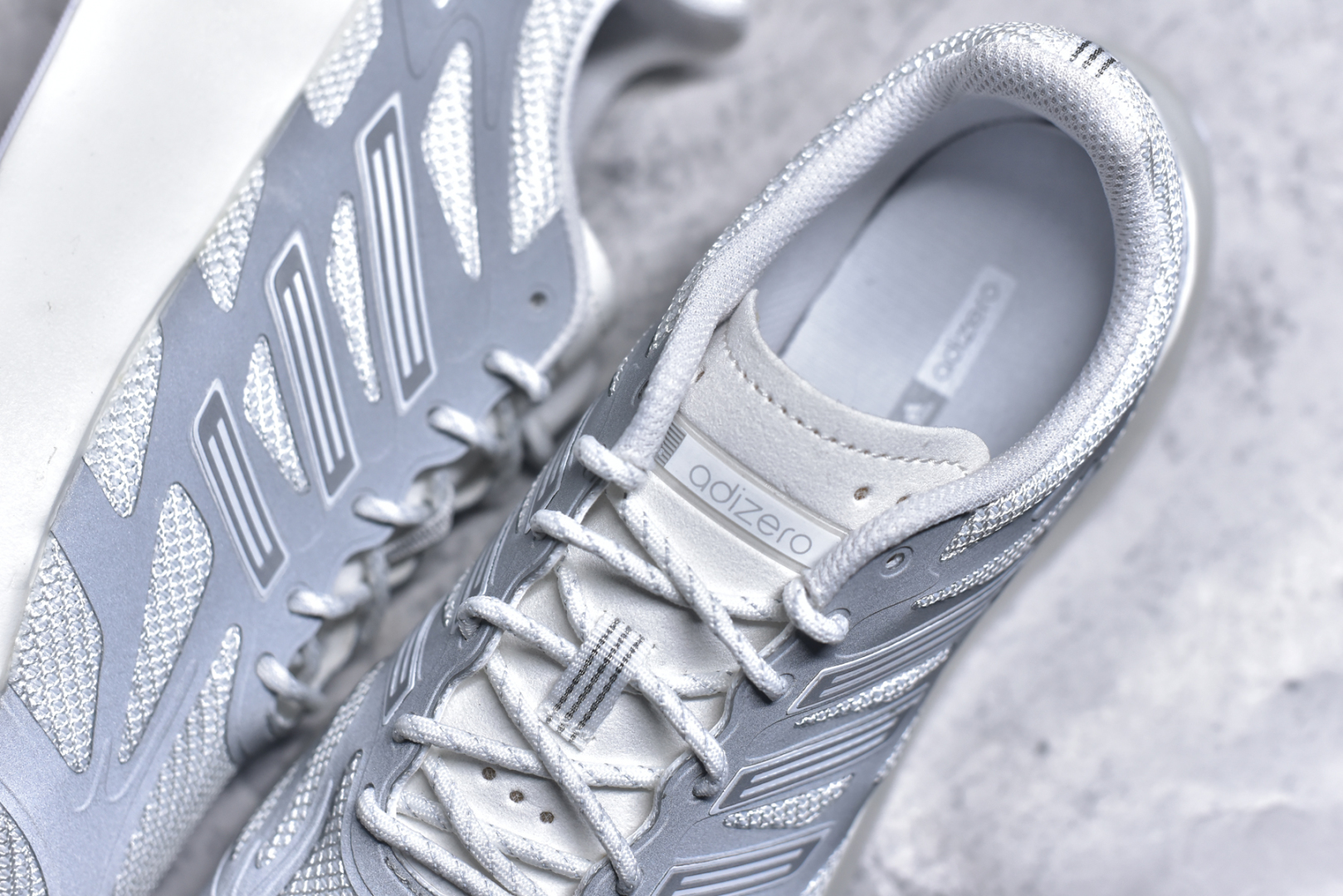 图片[9]-＃福利特价 AD Adizero Aruku 全新跑鞋 以永动机为灵感的前卫造型 以及时下流行的厚底设定 让人无比期待 “Aruku” 在日文中是行走的意思 昭示了这是一双定位于大众日常训练或慢跑的鞋款 黑、白、红三色的撞色外观 搭配街头感、现代感十足的鞋面线条勾勒 格外引人注目 搭配丰沛的全新 Swirlfoam 泡棉厚底 虽然不像顶级竞速跑鞋那般极致 但也将日常舒适和时尚颜值平衡到位 尺码：36 36.5 37.5 38 38.5 39 40 40.5 41 42 42.5 43 44 44.5 45 46-选品中心
