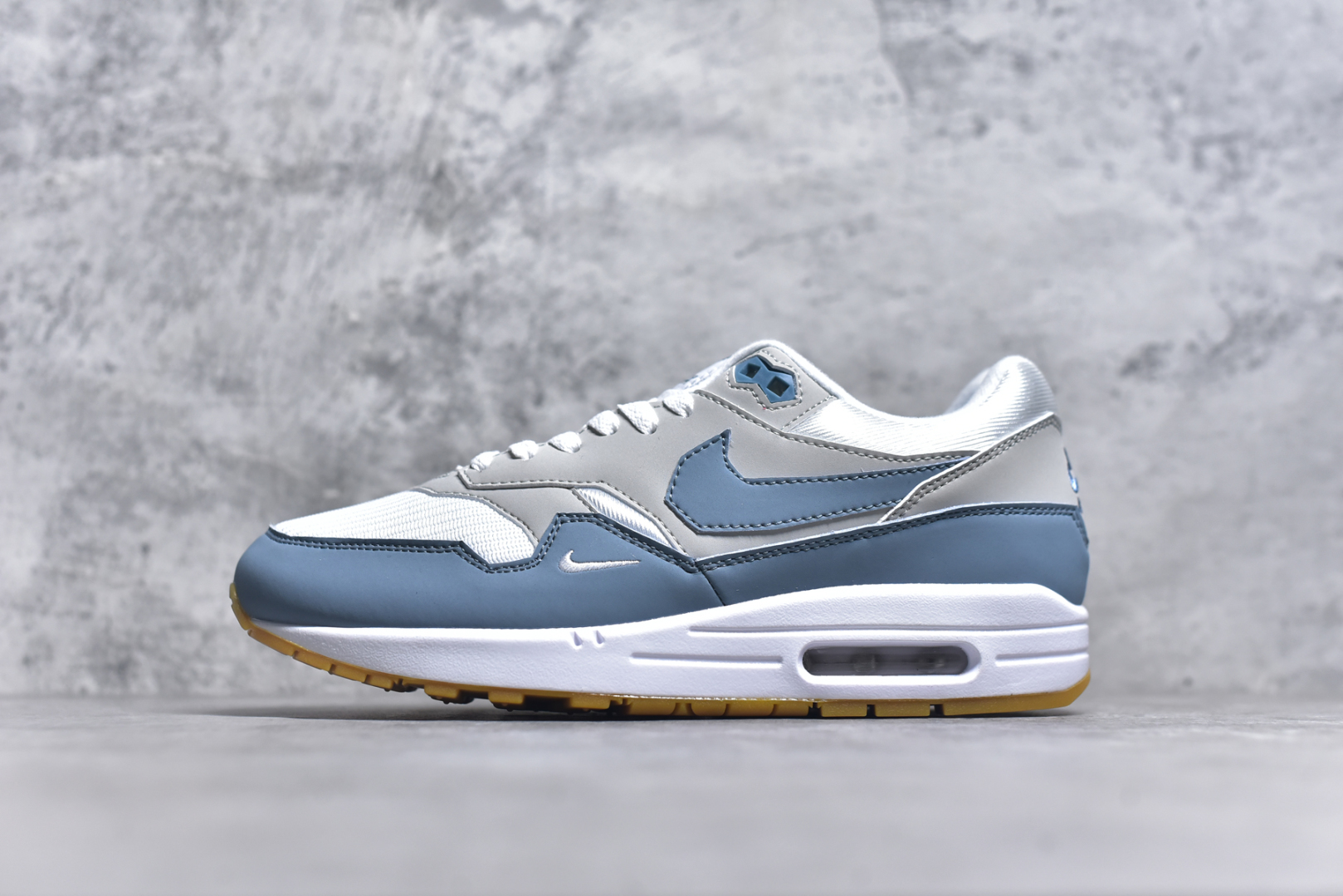 #NK Air Max 1 初代复古气垫慢跑鞋 HV1940-100 由Tinker Hatfeld和Mark Parker在1987年设计 灵感来自于巴黎蓬皮杜中心 在参观了蓬皮杜中心之后提出了Air Max的标志性开窗可视气垫的理念 并将其实际开发成功 是NK史上第一双可视气垫跑鞋 凭借着Air Max气垫带来的舒适脚感和鞋面面料上的不断精进才使得Air Max 1在现如今都是复古慢跑鞋的首选 深厚的历史渊源 独特的流线形设计 极为复古的外观使得它深受鞋迷的喜爱 尺码：36 36.5 37.5 38 38.5 39 40 40.5 41 42 42.5 43 44 44.5 45-选品中心