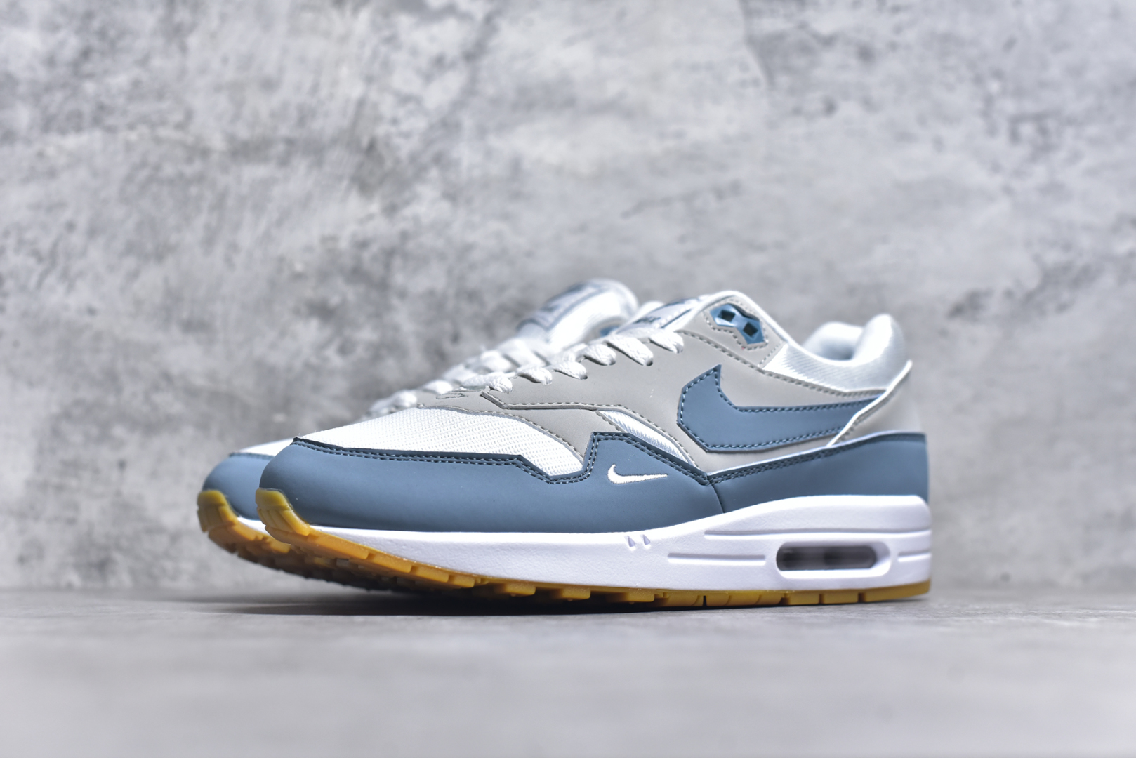 图片[2]-#NK Air Max 1 初代复古气垫慢跑鞋 HV1940-100 由Tinker Hatfeld和Mark Parker在1987年设计 灵感来自于巴黎蓬皮杜中心 在参观了蓬皮杜中心之后提出了Air Max的标志性开窗可视气垫的理念 并将其实际开发成功 是NK史上第一双可视气垫跑鞋 凭借着Air Max气垫带来的舒适脚感和鞋面面料上的不断精进才使得Air Max 1在现如今都是复古慢跑鞋的首选 深厚的历史渊源 独特的流线形设计 极为复古的外观使得它深受鞋迷的喜爱 尺码：36 36.5 37.5 38 38.5 39 40 40.5 41 42 42.5 43 44 44.5 45-选品中心