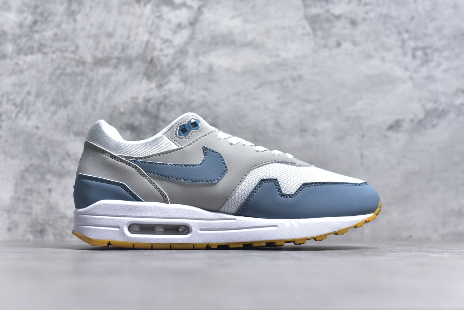 图片[3]-#NK Air Max 1 初代复古气垫慢跑鞋 HV1940-100 由Tinker Hatfeld和Mark Parker在1987年设计 灵感来自于巴黎蓬皮杜中心 在参观了蓬皮杜中心之后提出了Air Max的标志性开窗可视气垫的理念 并将其实际开发成功 是NK史上第一双可视气垫跑鞋 凭借着Air Max气垫带来的舒适脚感和鞋面面料上的不断精进才使得Air Max 1在现如今都是复古慢跑鞋的首选 深厚的历史渊源 独特的流线形设计 极为复古的外观使得它深受鞋迷的喜爱 尺码：36 36.5 37.5 38 38.5 39 40 40.5 41 42 42.5 43 44 44.5 45-选品中心