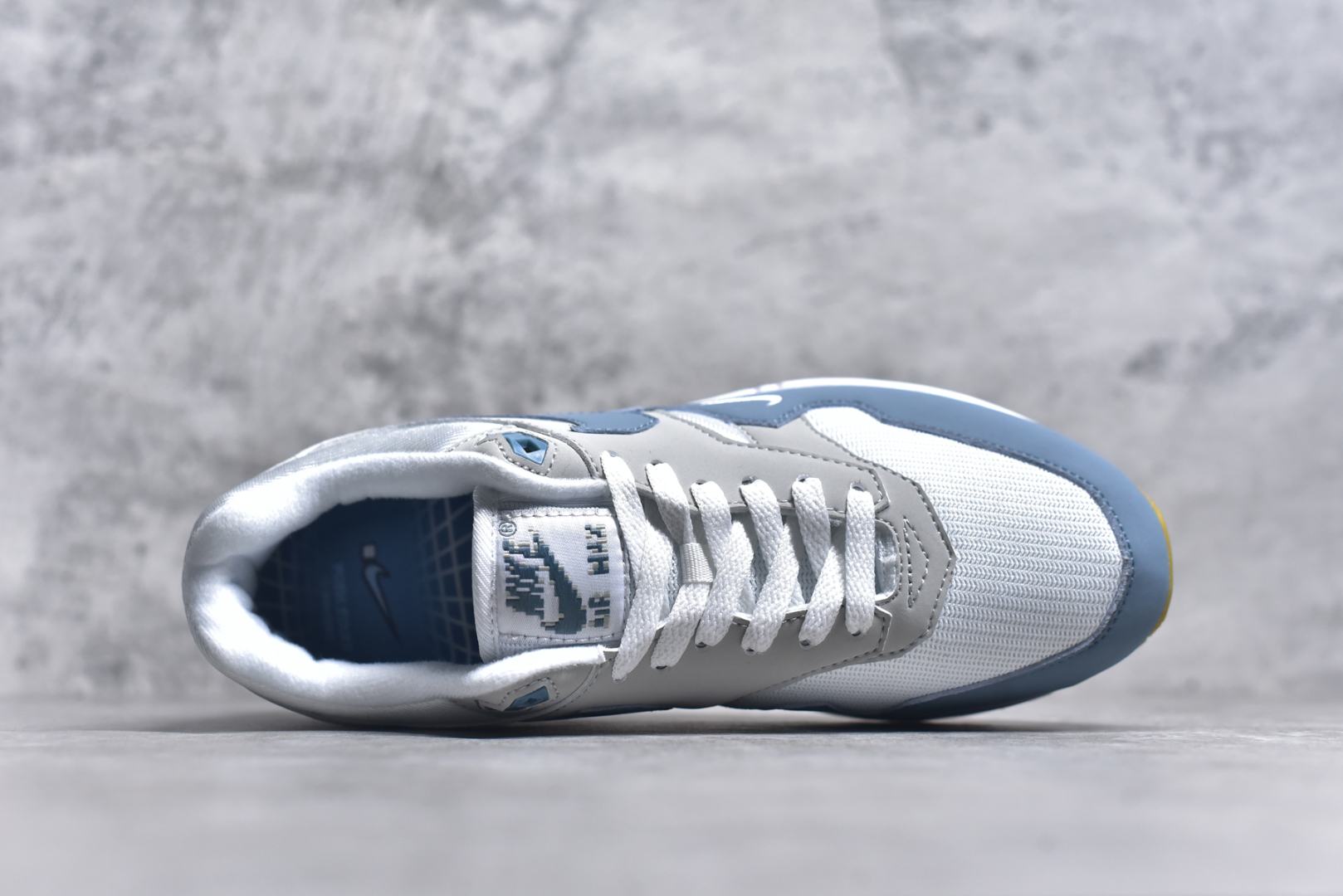 图片[4]-#NK Air Max 1 初代复古气垫慢跑鞋 HV1940-100 由Tinker Hatfeld和Mark Parker在1987年设计 灵感来自于巴黎蓬皮杜中心 在参观了蓬皮杜中心之后提出了Air Max的标志性开窗可视气垫的理念 并将其实际开发成功 是NK史上第一双可视气垫跑鞋 凭借着Air Max气垫带来的舒适脚感和鞋面面料上的不断精进才使得Air Max 1在现如今都是复古慢跑鞋的首选 深厚的历史渊源 独特的流线形设计 极为复古的外观使得它深受鞋迷的喜爱 尺码：36 36.5 37.5 38 38.5 39 40 40.5 41 42 42.5 43 44 44.5 45-选品中心