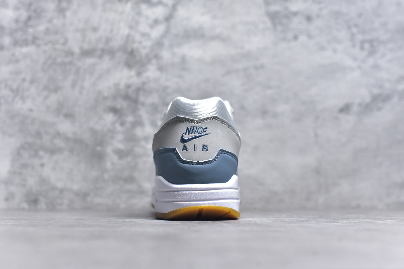 图片[5]-#NK Air Max 1 初代复古气垫慢跑鞋 HV1940-100 由Tinker Hatfeld和Mark Parker在1987年设计 灵感来自于巴黎蓬皮杜中心 在参观了蓬皮杜中心之后提出了Air Max的标志性开窗可视气垫的理念 并将其实际开发成功 是NK史上第一双可视气垫跑鞋 凭借着Air Max气垫带来的舒适脚感和鞋面面料上的不断精进才使得Air Max 1在现如今都是复古慢跑鞋的首选 深厚的历史渊源 独特的流线形设计 极为复古的外观使得它深受鞋迷的喜爱 尺码：36 36.5 37.5 38 38.5 39 40 40.5 41 42 42.5 43 44 44.5 45-选品中心
