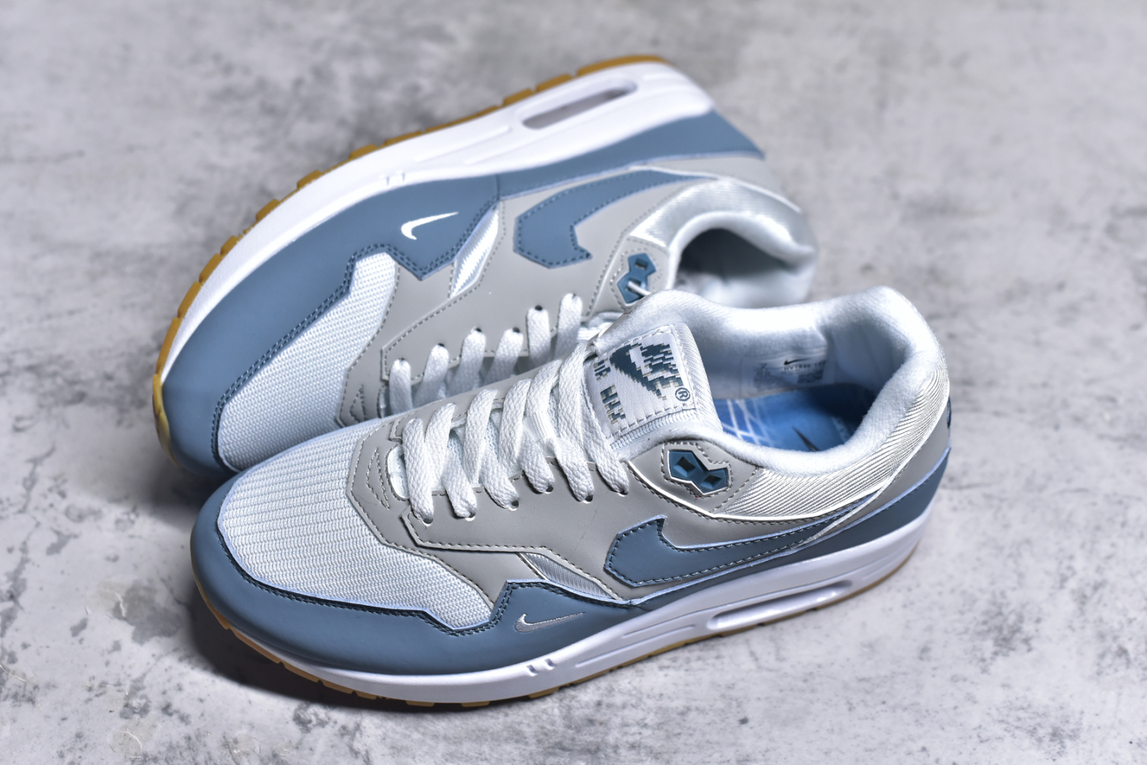 图片[7]-#NK Air Max 1 初代复古气垫慢跑鞋 HV1940-100 由Tinker Hatfeld和Mark Parker在1987年设计 灵感来自于巴黎蓬皮杜中心 在参观了蓬皮杜中心之后提出了Air Max的标志性开窗可视气垫的理念 并将其实际开发成功 是NK史上第一双可视气垫跑鞋 凭借着Air Max气垫带来的舒适脚感和鞋面面料上的不断精进才使得Air Max 1在现如今都是复古慢跑鞋的首选 深厚的历史渊源 独特的流线形设计 极为复古的外观使得它深受鞋迷的喜爱 尺码：36 36.5 37.5 38 38.5 39 40 40.5 41 42 42.5 43 44 44.5 45-选品中心