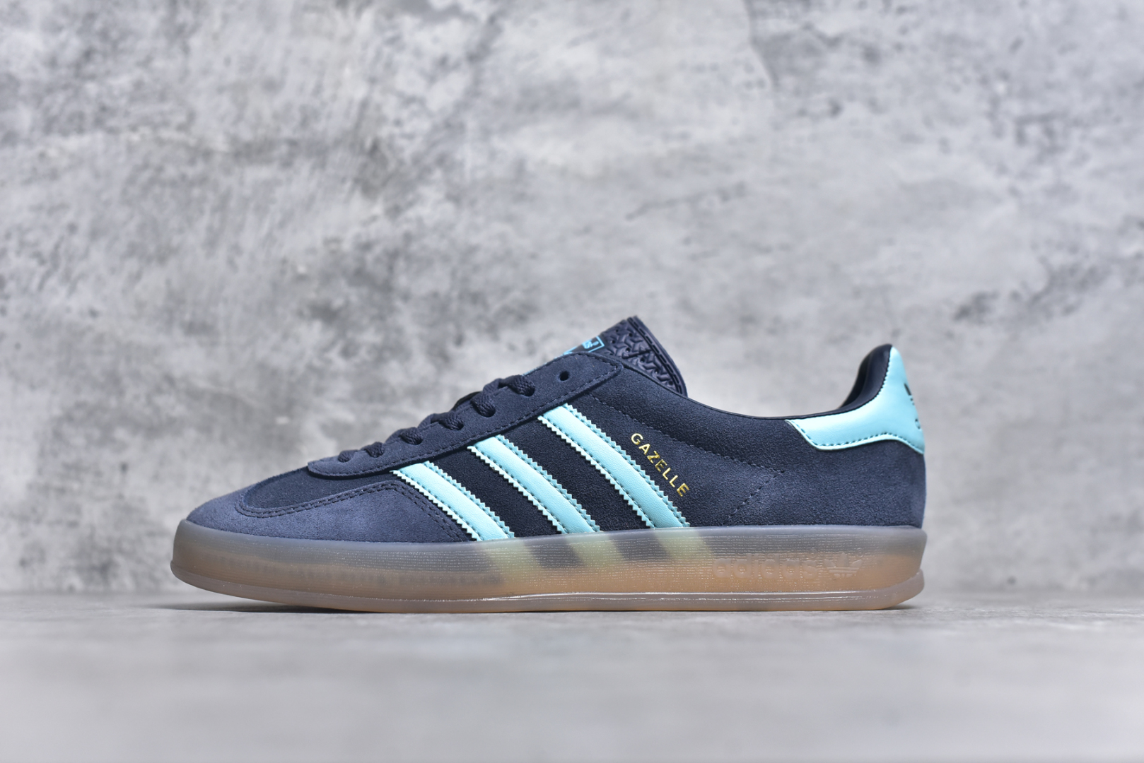 #AD Gazelle Indoor Trainers 羚羊内训系列低帮复古百搭休闲运动德训风板鞋 JI2587 90年代经典的复刻版！自60年代以足球训练鞋面世以来,Gazelle就以其经典设计席卷全球。1991年版本的复刻,再造经典Gazelle。采用皮革打造,搭配浊色细节,让这款经典更加简约。尺码：36 36⅔ 37⅓ 38 38⅔ 39⅓ 40 40⅔ 41⅓ 42 42⅔ 43⅓ 44 45-选品中心