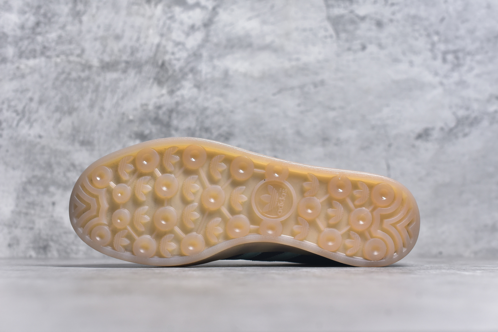 图片[6]-#AD Gazelle Indoor Trainers 羚羊内训系列低帮复古百搭休闲运动德训风板鞋 JI2587 90年代经典的复刻版！自60年代以足球训练鞋面世以来,Gazelle就以其经典设计席卷全球。1991年版本的复刻,再造经典Gazelle。采用皮革打造,搭配浊色细节,让这款经典更加简约。尺码：36 36⅔ 37⅓ 38 38⅔ 39⅓ 40 40⅔ 41⅓ 42 42⅔ 43⅓ 44 45-选品中心