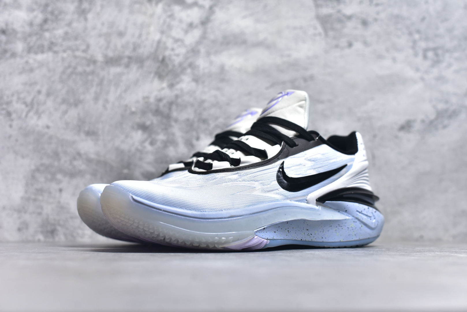 图片[2]-#公司级别 NK Air Zoom GT Cut 2 二代缓震实战篮球鞋 鞋身整体延续了初代GT Cut的流线造型 鞋面以特殊的半透明网状材质设计 整体颜值一如既往的耐看 侧面的Swoosh采用了TPU材质设计 整体设计十分简约 鞋舌上则带有\”Greater Than\”系列标志性的Logo 表明鞋款身份 此外后跟部分也选用了全新设计 将多层TPU进行叠加呈现 完善了1代后跟稳定性以及支撑性不足的问题 鞋底科技依旧是各位最关心的 内部依旧搭载了全掌的Zoom Strobel气垫 搭配置入式React中底以及后跟Zoom Air气垫完成设计 中部还带有特殊的镂空设计 尺码：40 40.5 41 42 42.5 43 44 44.5 45 46-选品中心