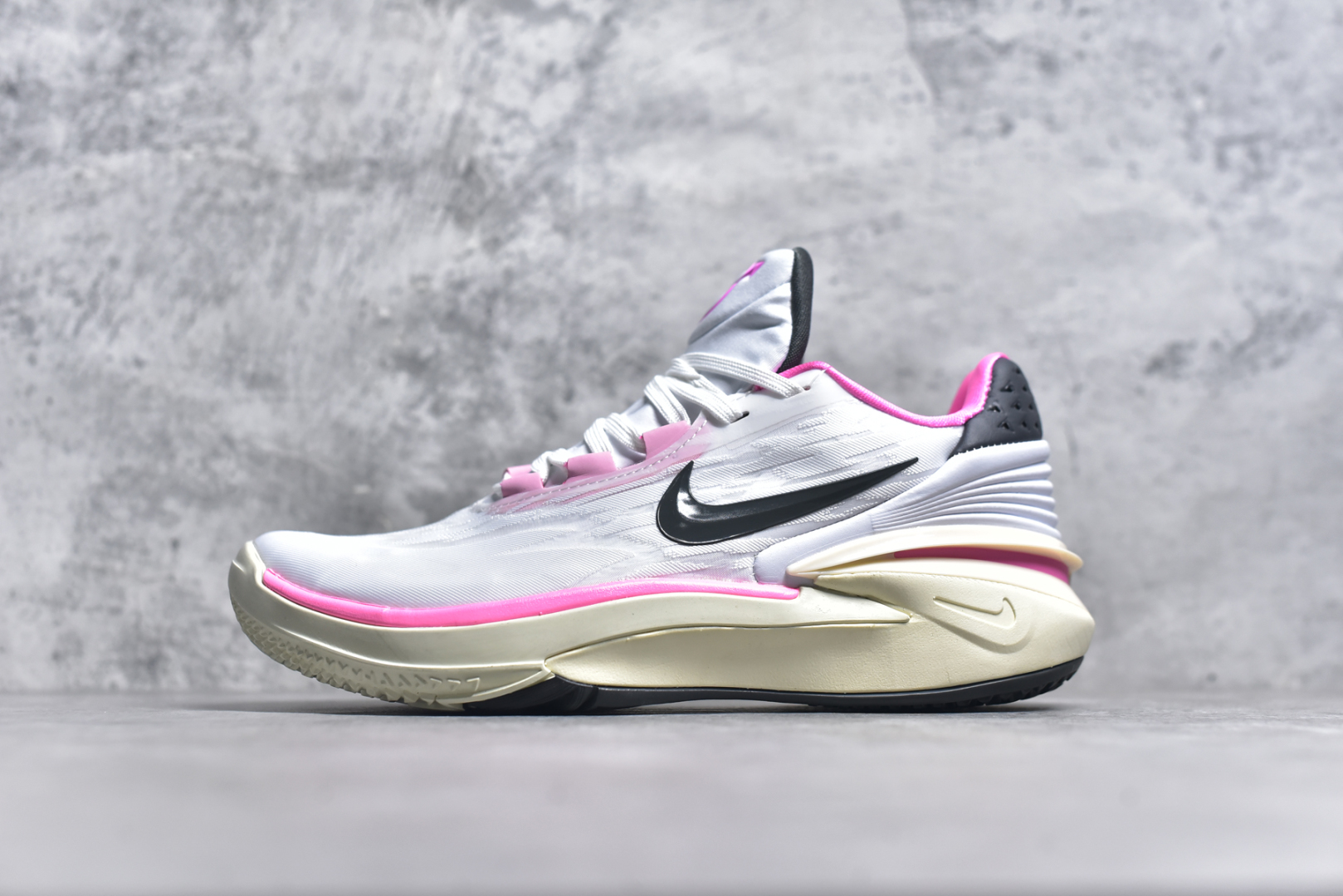 #公司级别 NK Air Zoom GT Cut 2 二代缓震实战篮球鞋 鞋身整体延续了初代GT Cut的流线造型 鞋面以特殊的半透明网状材质设计 整体颜值一如既往的耐看 侧面的Swoosh采用了TPU材质设计 整体设计十分简约 鞋舌上则带有\”Greater Than\”系列标志性的Logo 表明鞋款身份 此外后跟部分也选用了全新设计 将多层TPU进行叠加呈现 完善了1代后跟稳定性以及支撑性不足的问题 鞋底科技依旧是各位最关心的 内部依旧搭载了全掌的Zoom Strobel气垫 搭配置入式React中底以及后跟Zoom Air气垫完成设计 中部还带有特殊的镂空设计 尺码：40 40.5 41 42 42.5 43 44 44.5 45 46-选品中心