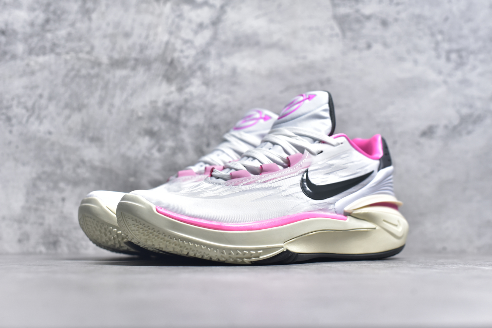 图片[2]-#公司级别 NK Air Zoom GT Cut 2 二代缓震实战篮球鞋 鞋身整体延续了初代GT Cut的流线造型 鞋面以特殊的半透明网状材质设计 整体颜值一如既往的耐看 侧面的Swoosh采用了TPU材质设计 整体设计十分简约 鞋舌上则带有\”Greater Than\”系列标志性的Logo 表明鞋款身份 此外后跟部分也选用了全新设计 将多层TPU进行叠加呈现 完善了1代后跟稳定性以及支撑性不足的问题 鞋底科技依旧是各位最关心的 内部依旧搭载了全掌的Zoom Strobel气垫 搭配置入式React中底以及后跟Zoom Air气垫完成设计 中部还带有特殊的镂空设计 尺码：40 40.5 41 42 42.5 43 44 44.5 45 46-选品中心