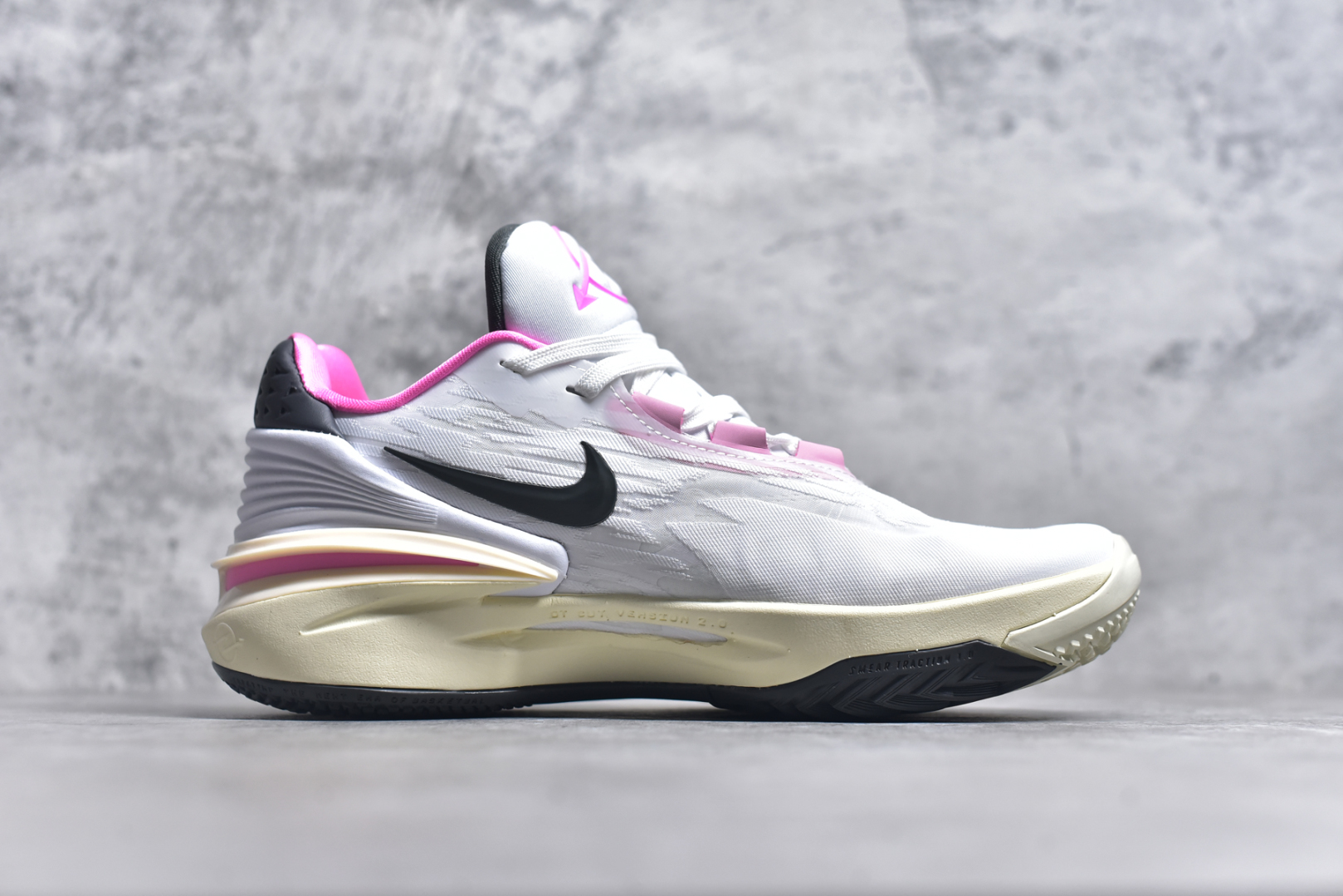 图片[3]-#公司级别 NK Air Zoom GT Cut 2 二代缓震实战篮球鞋 鞋身整体延续了初代GT Cut的流线造型 鞋面以特殊的半透明网状材质设计 整体颜值一如既往的耐看 侧面的Swoosh采用了TPU材质设计 整体设计十分简约 鞋舌上则带有\”Greater Than\”系列标志性的Logo 表明鞋款身份 此外后跟部分也选用了全新设计 将多层TPU进行叠加呈现 完善了1代后跟稳定性以及支撑性不足的问题 鞋底科技依旧是各位最关心的 内部依旧搭载了全掌的Zoom Strobel气垫 搭配置入式React中底以及后跟Zoom Air气垫完成设计 中部还带有特殊的镂空设计 尺码：40 40.5 41 42 42.5 43 44 44.5 45 46-选品中心