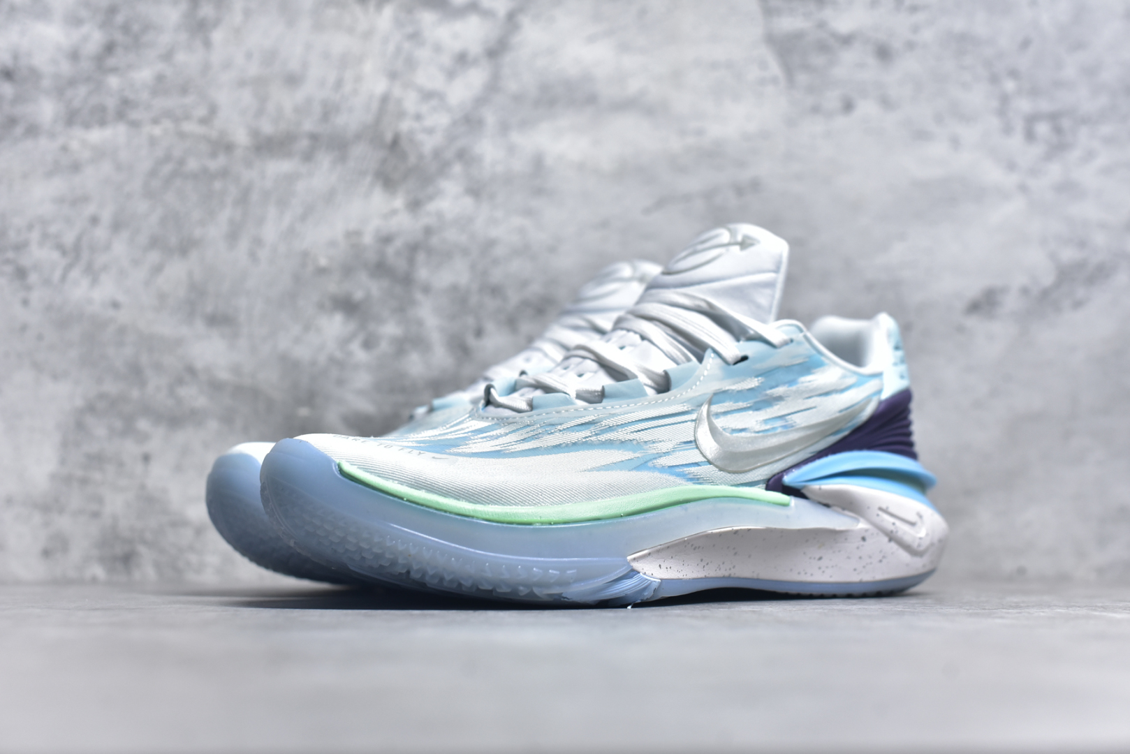 图片[2]-#公司级别 NK Air Zoom GT Cut 2 二代缓震实战篮球鞋 鞋身整体延续了初代GT Cut的流线造型 鞋面以特殊的半透明网状材质设计 整体颜值一如既往的耐看 侧面的Swoosh采用了TPU材质设计 整体设计十分简约 鞋舌上则带有\”Greater Than\”系列标志性的Logo 表明鞋款身份 此外后跟部分也选用了全新设计 将多层TPU进行叠加呈现 完善了1代后跟稳定性以及支撑性不足的问题 鞋底科技依旧是各位最关心的 内部依旧搭载了全掌的Zoom Strobel气垫 搭配置入式React中底以及后跟Zoom Air气垫完成设计 中部还带有特殊的镂空设计 尺码：40 40.5 41 42 42.5 43 44 44.5 45 46-选品中心