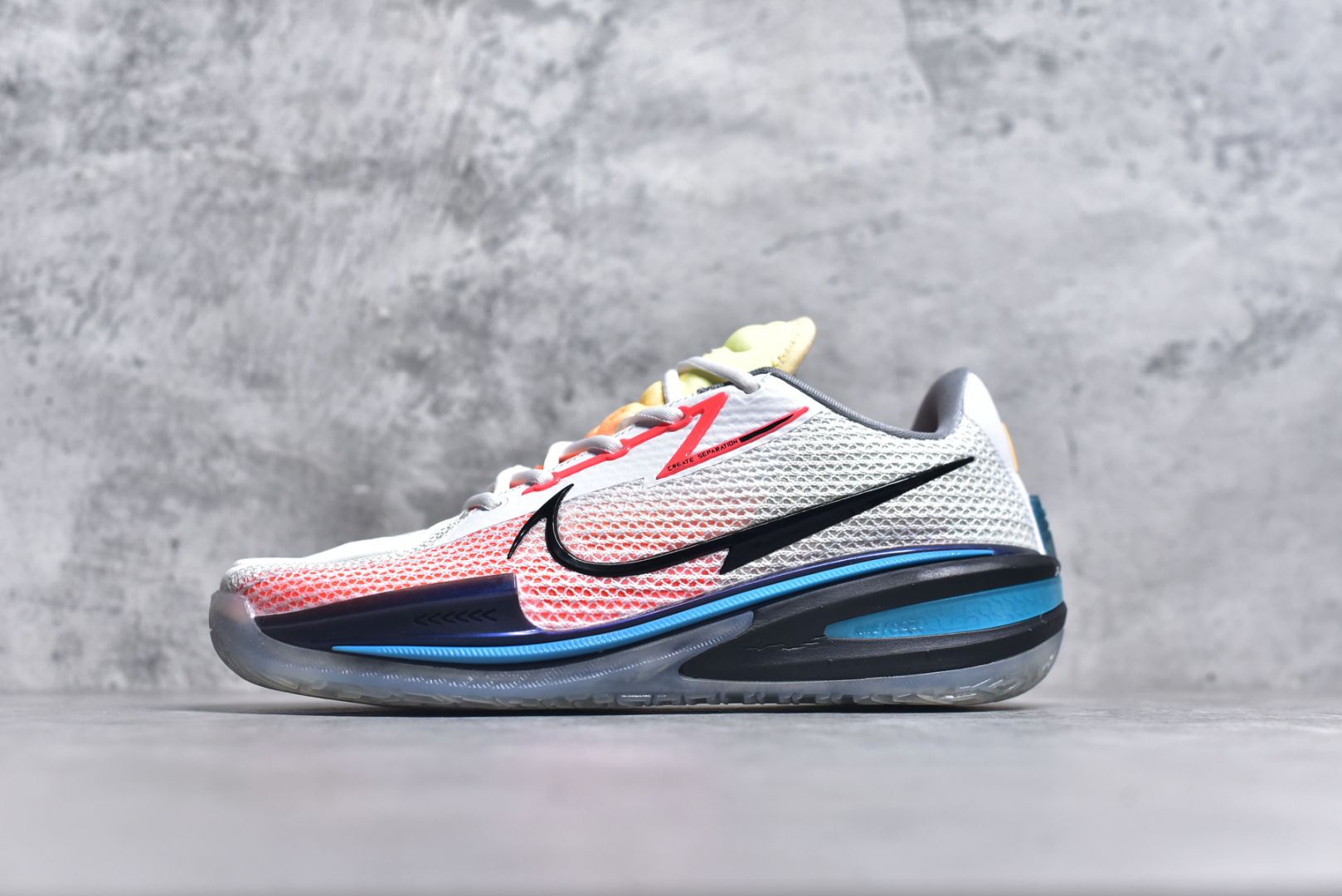 #公司级别 NK Air Zoom GT Cut 2 二代缓震实战篮球鞋 鞋身整体延续了初代GT Cut的流线造型 鞋面以特殊的半透明网状材质设计 整体颜值一如既往的耐看 侧面的Swoosh采用了TPU材质设计 整体设计十分简约 鞋舌上则带有\”Greater Than\”系列标志性的Logo 表明鞋款身份 此外后跟部分也选用了全新设计 将多层TPU进行叠加呈现 完善了1代后跟稳定性以及支撑性不足的问题 鞋底科技依旧是各位最关心的 内部依旧搭载了全掌的Zoom Strobel气垫 搭配置入式React中底以及后跟Zoom Air气垫完成设计 中部还带有特殊的镂空设计 尺码：40 40.5 41 42 42.5 43 44 44.5 45 46-选品中心