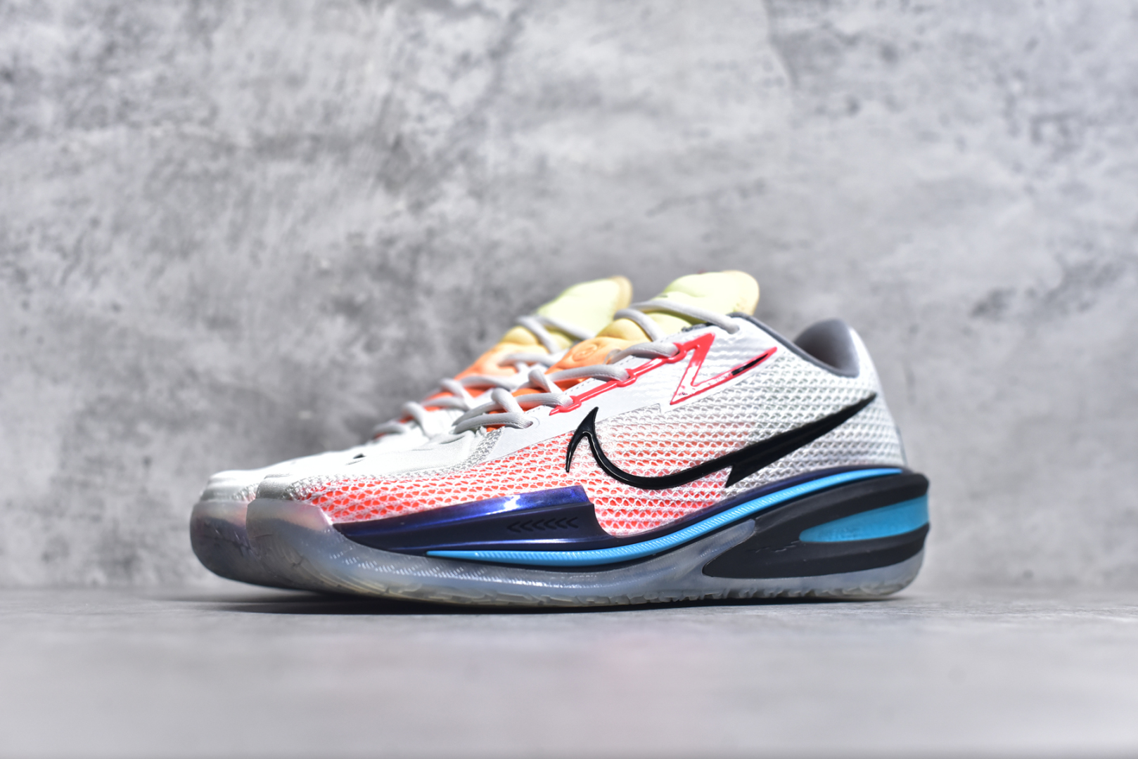 图片[2]-#公司级别 NK Air Zoom GT Cut 2 二代缓震实战篮球鞋 鞋身整体延续了初代GT Cut的流线造型 鞋面以特殊的半透明网状材质设计 整体颜值一如既往的耐看 侧面的Swoosh采用了TPU材质设计 整体设计十分简约 鞋舌上则带有\”Greater Than\”系列标志性的Logo 表明鞋款身份 此外后跟部分也选用了全新设计 将多层TPU进行叠加呈现 完善了1代后跟稳定性以及支撑性不足的问题 鞋底科技依旧是各位最关心的 内部依旧搭载了全掌的Zoom Strobel气垫 搭配置入式React中底以及后跟Zoom Air气垫完成设计 中部还带有特殊的镂空设计 尺码：40 40.5 41 42 42.5 43 44 44.5 45 46-选品中心